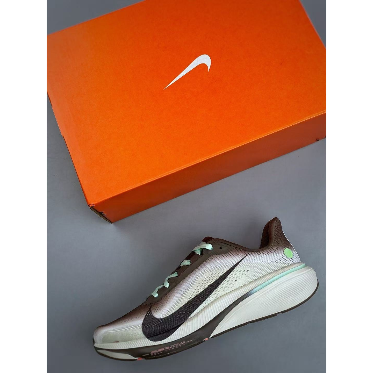 <p>Nike Air Zoom Pegasus 42 网面透气轻便耐磨跑鞋(咖啡)</p>