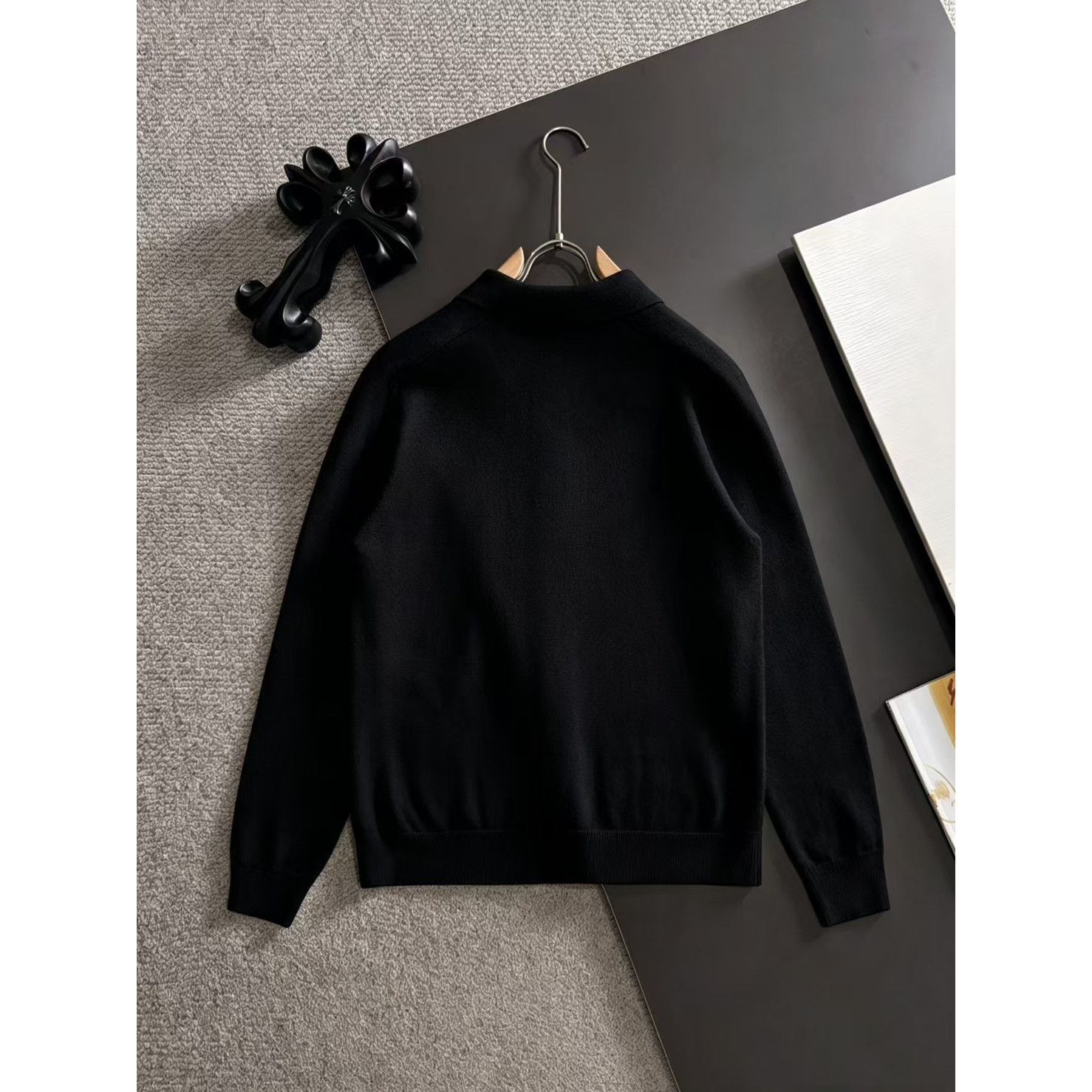 <p>Loro Piana 男士翻领针织外套(黑)</p>