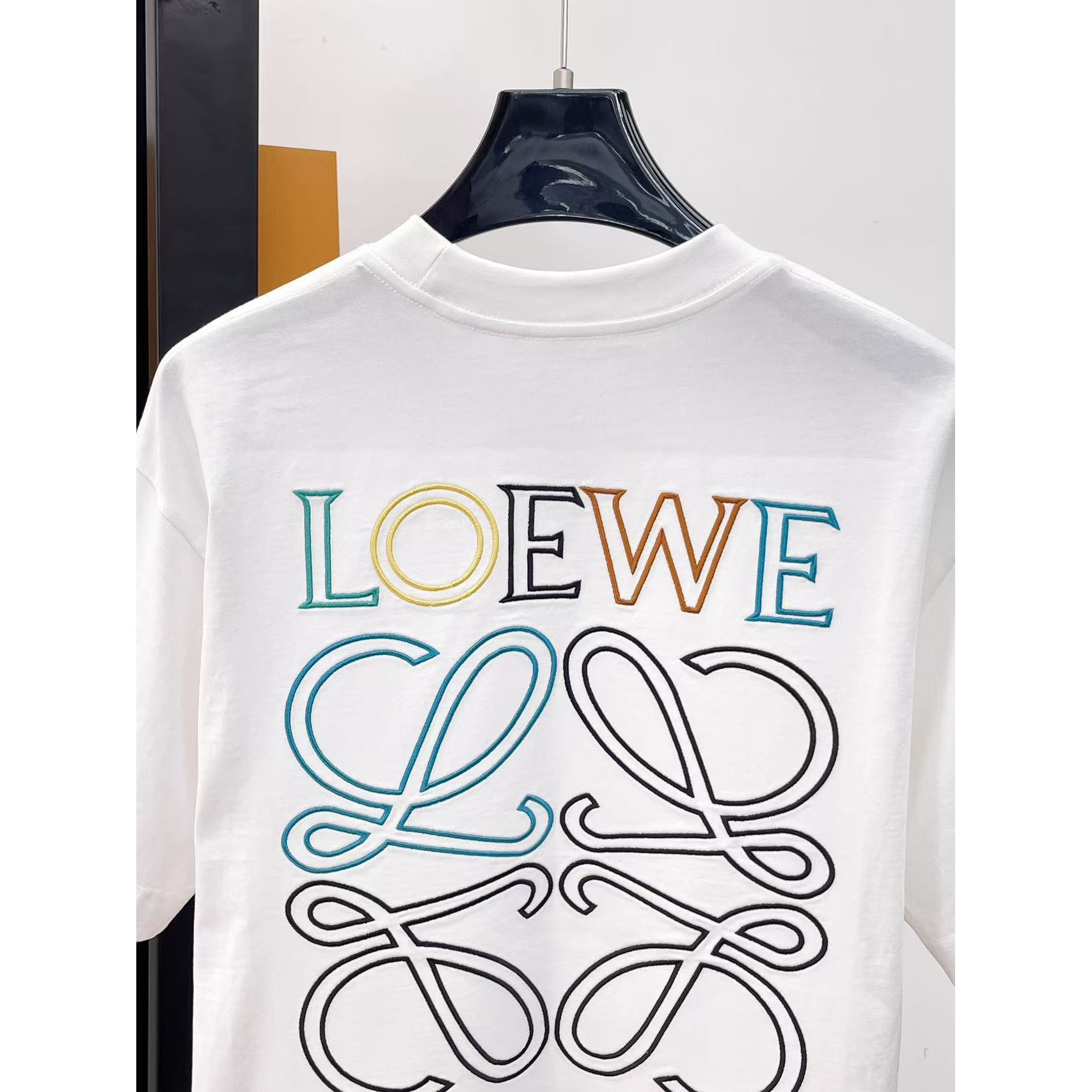 <p>LOEWE&nbsp;专柜新款短袖T恤(白)</p>