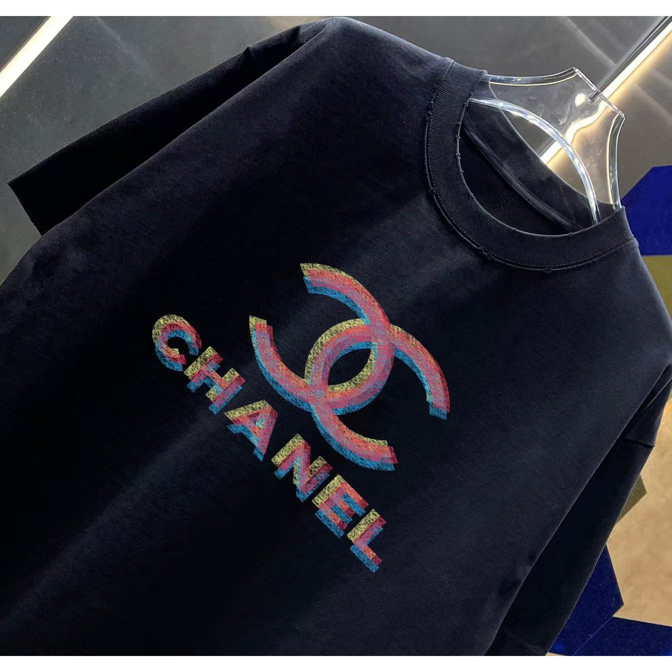 <p>CHANEL&nbsp;洗水磨破短袖T恤(洗水黑)</p>