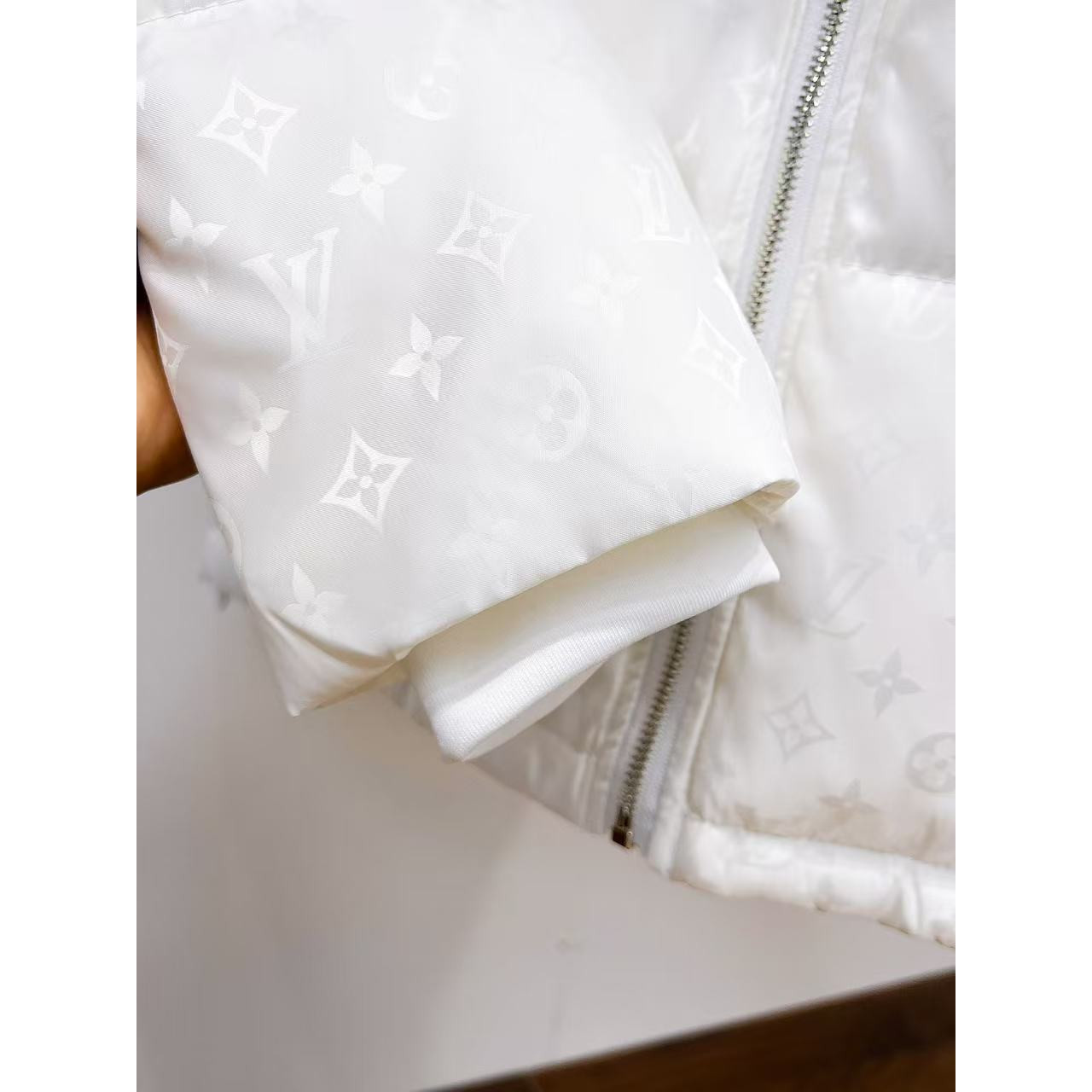 <p>LV 秋冬新款羽绒服(白)</p>