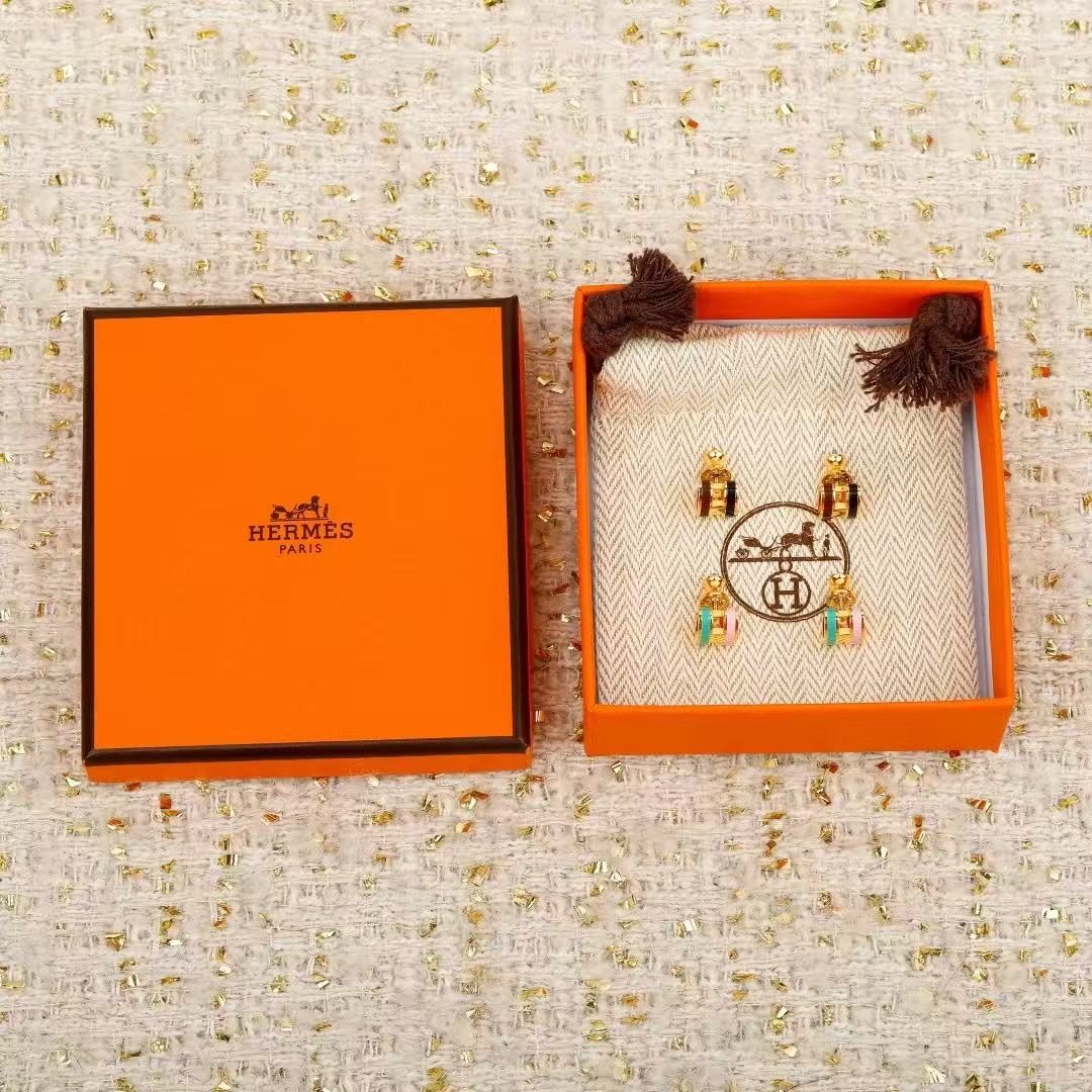 <p>HERMES&nbsp;旦形mini耳钉</p>
