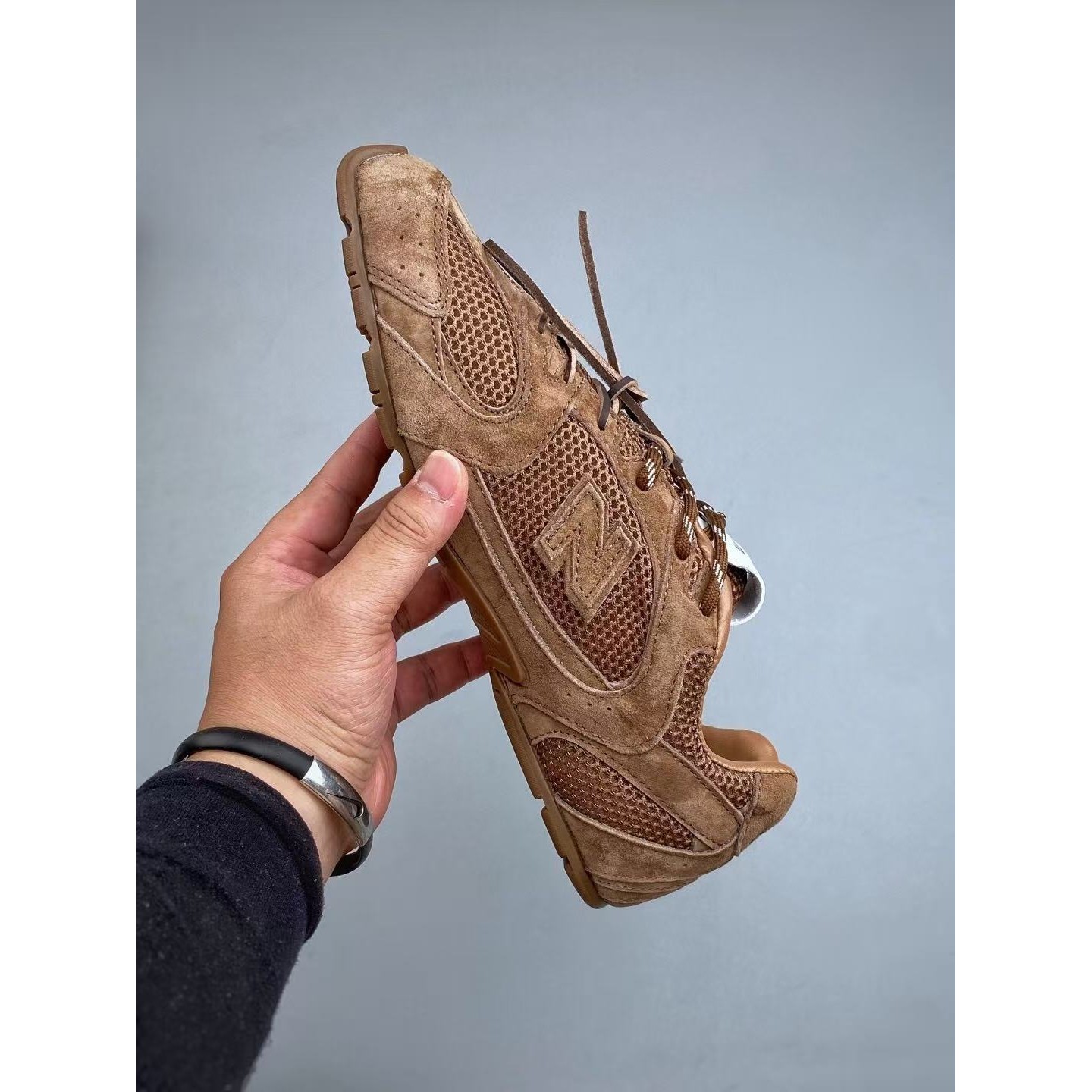 <p>MiuMiu x New Balance 低帮生活休闲鞋(棕)&nbsp;&nbsp;</p>