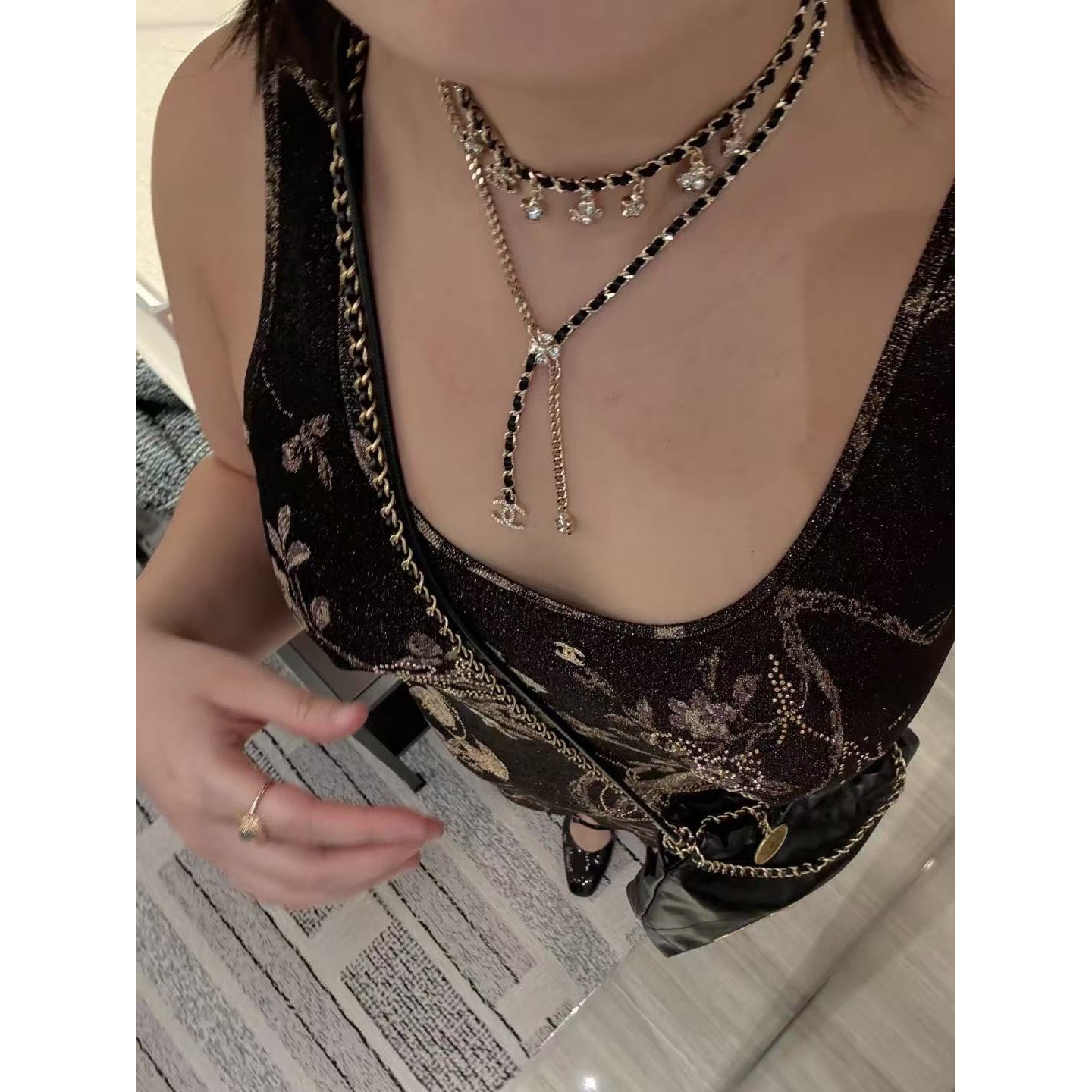 <p>CHANEL&nbsp;流苏穿皮项链</p>