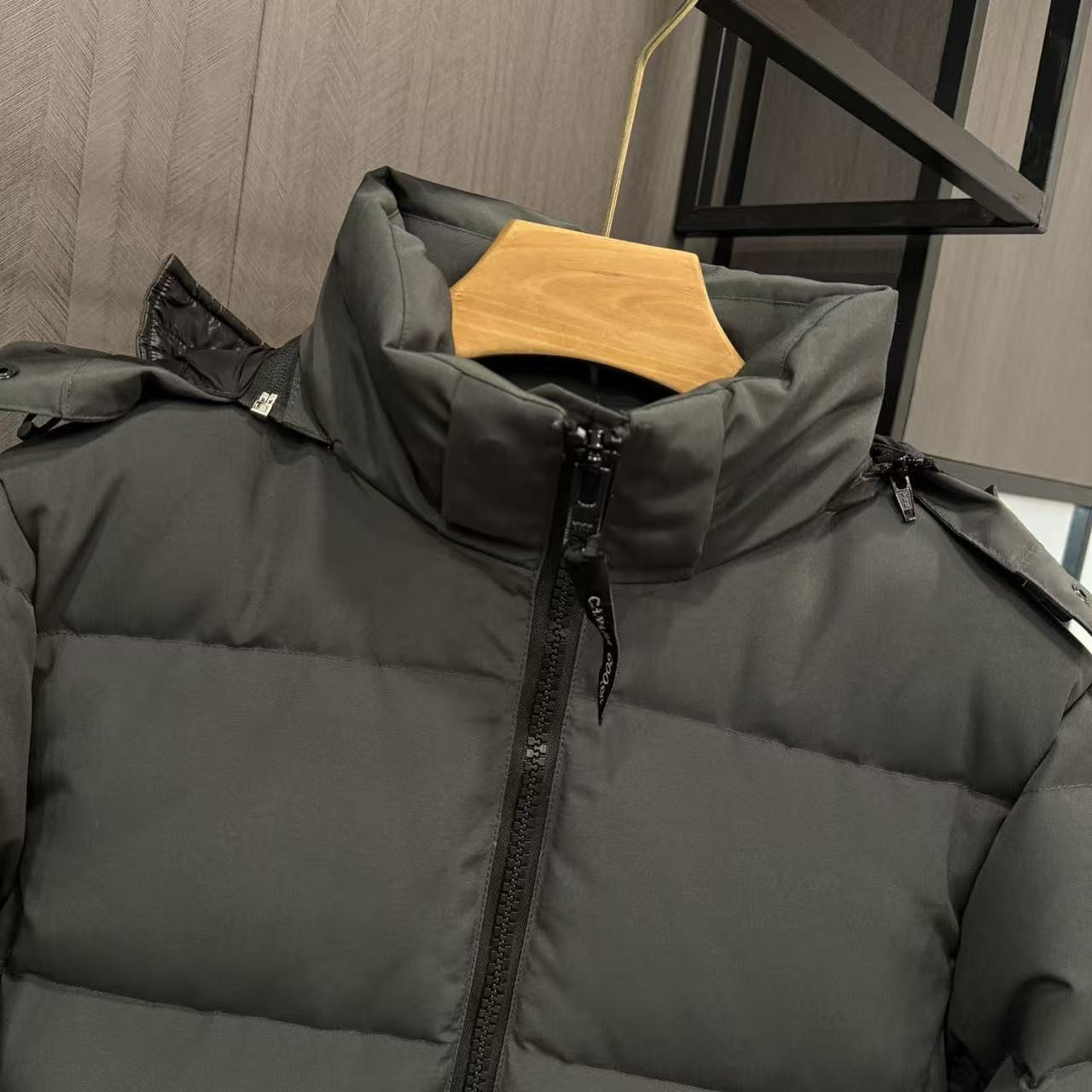 <p>Canada Goose Chelse*派克大衣羽绒服(灰色紅標)</p>