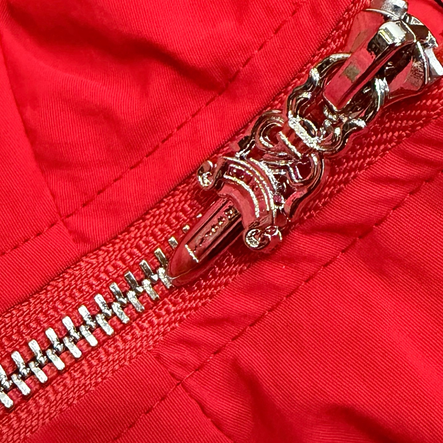 <p>CHROME HEARTS 五金拉链外套(紅)</p>