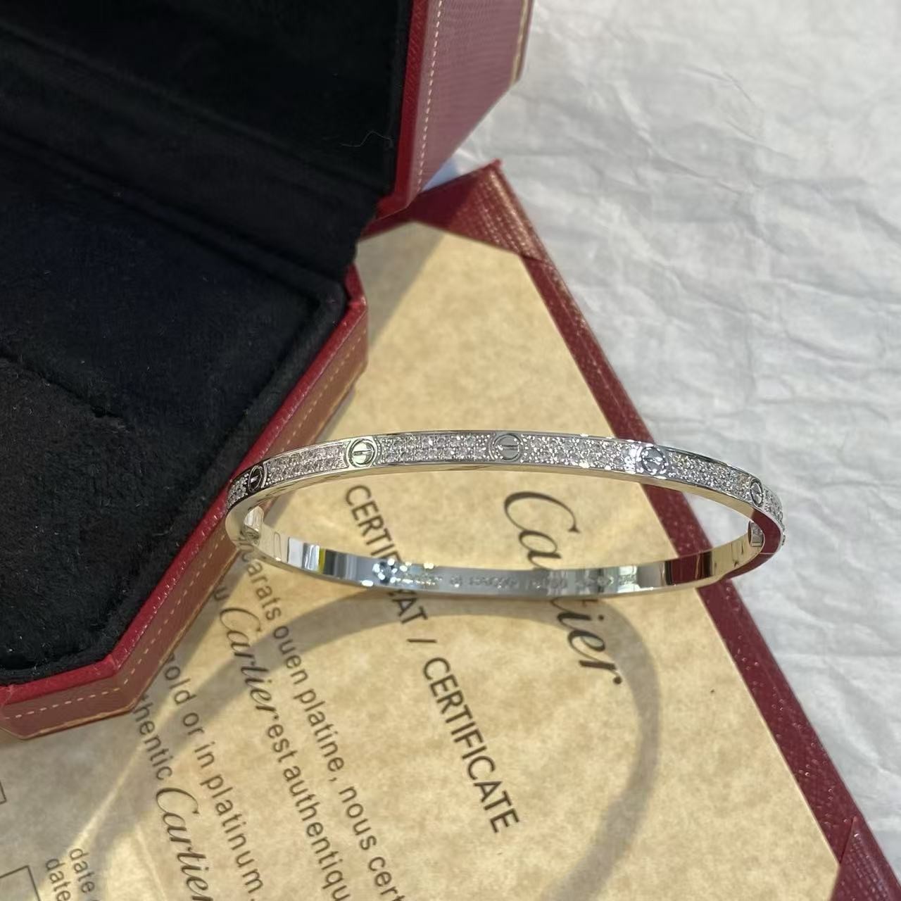 <p>CARTIER&nbsp;窄版满天星手镯</p>