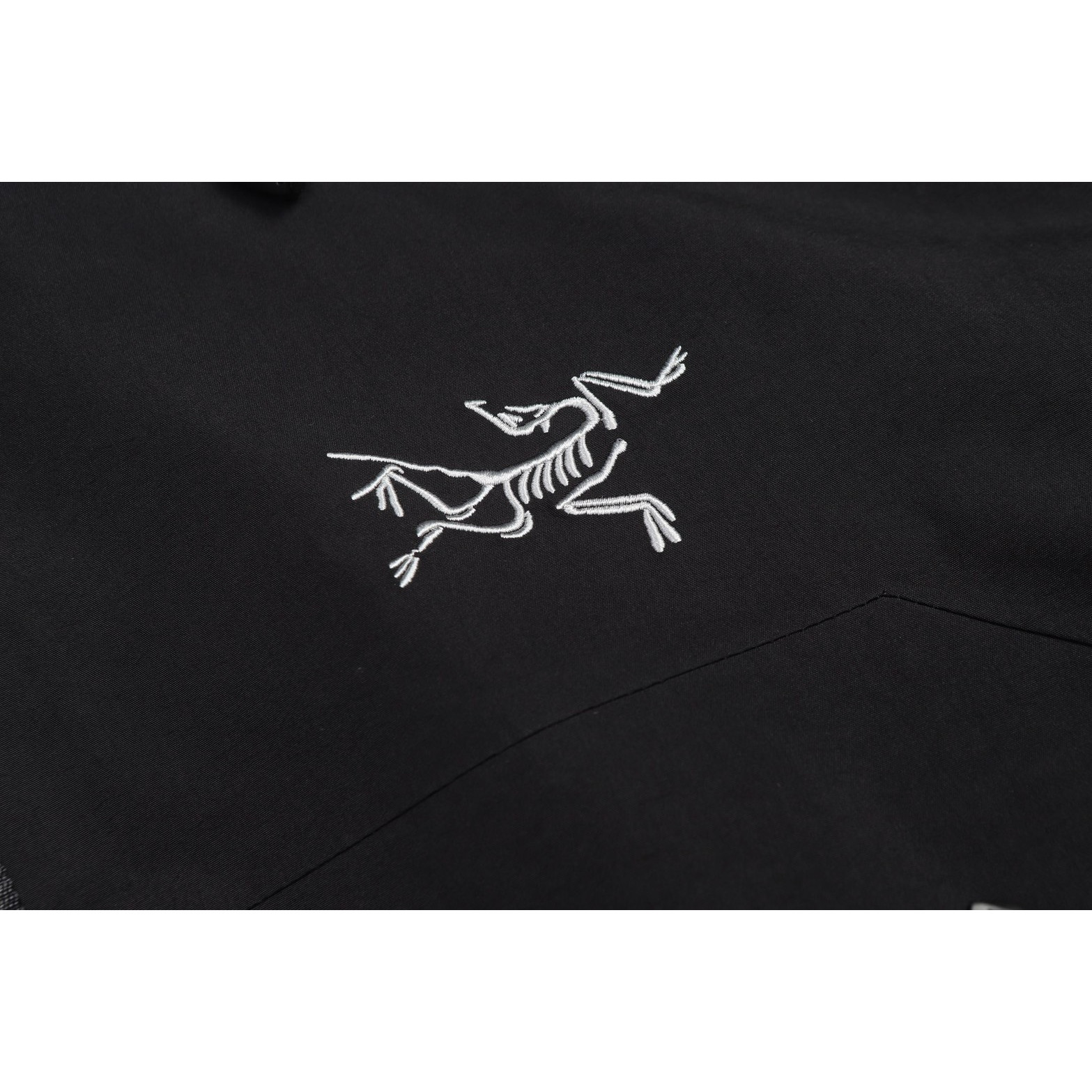 <p>Arc'teryx Bate SL 轻质透气连帽冲锋衣(黑)</p>