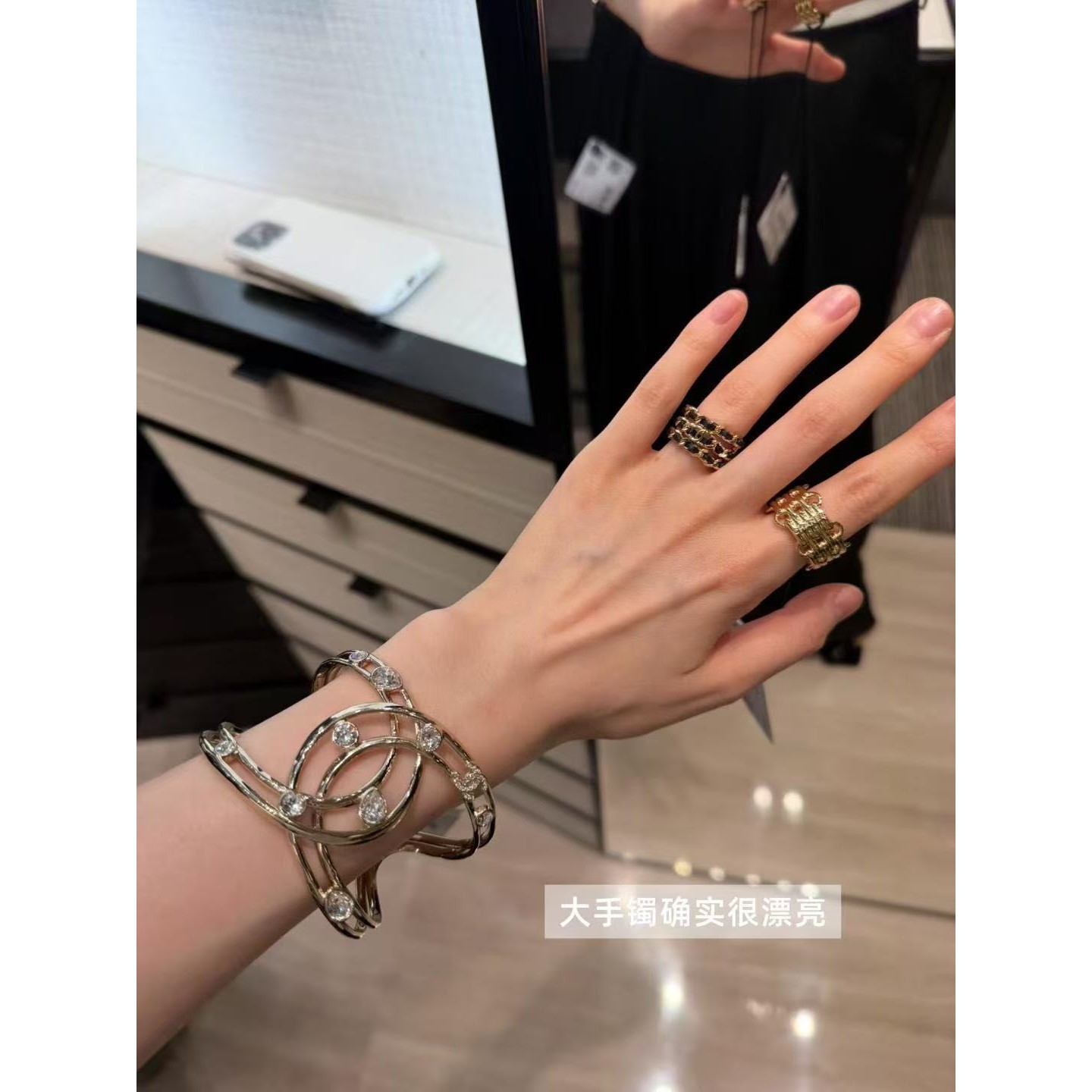 <p>CHANEL&nbsp;穿皮链双c戒指</p>