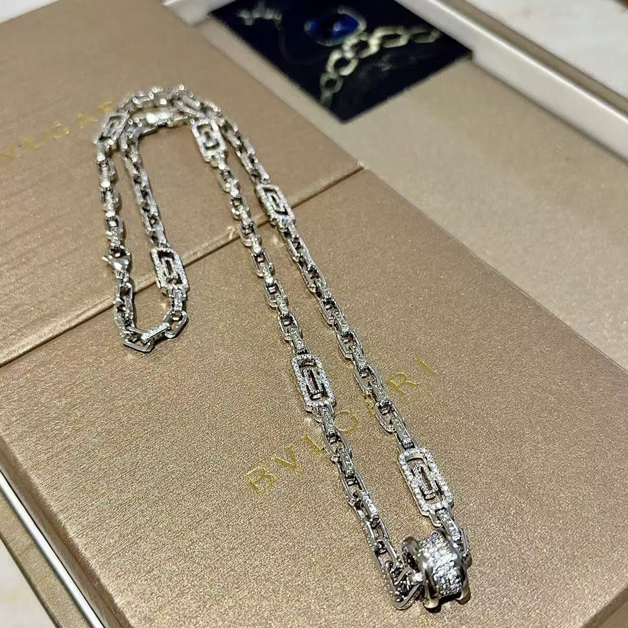 <p>BVLGARI&nbsp;项链</p>