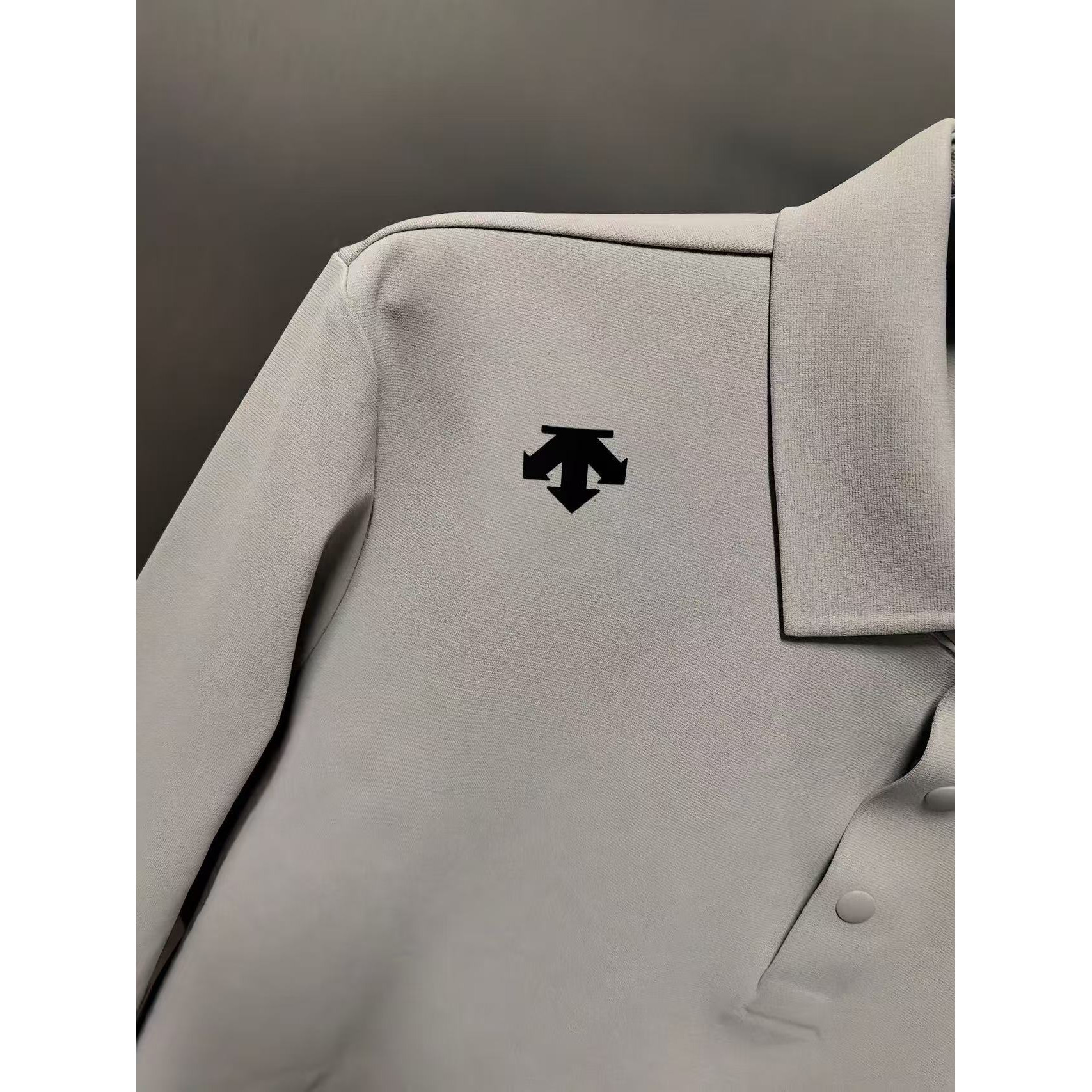 <p>Descente 翻领长袖打底(卡其)</p>