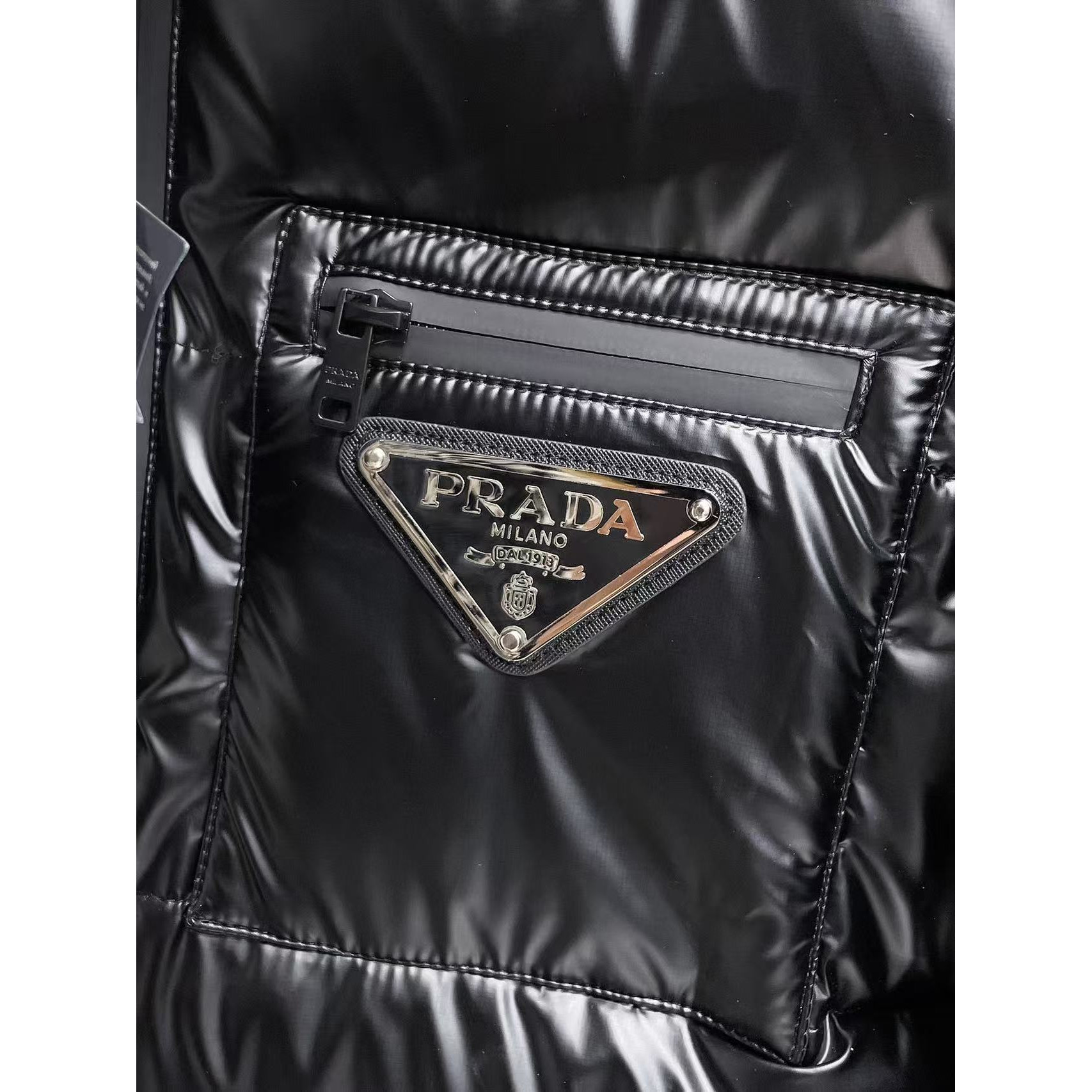 <p>PRADA 秋冬新款羽绒服(黑)</p>