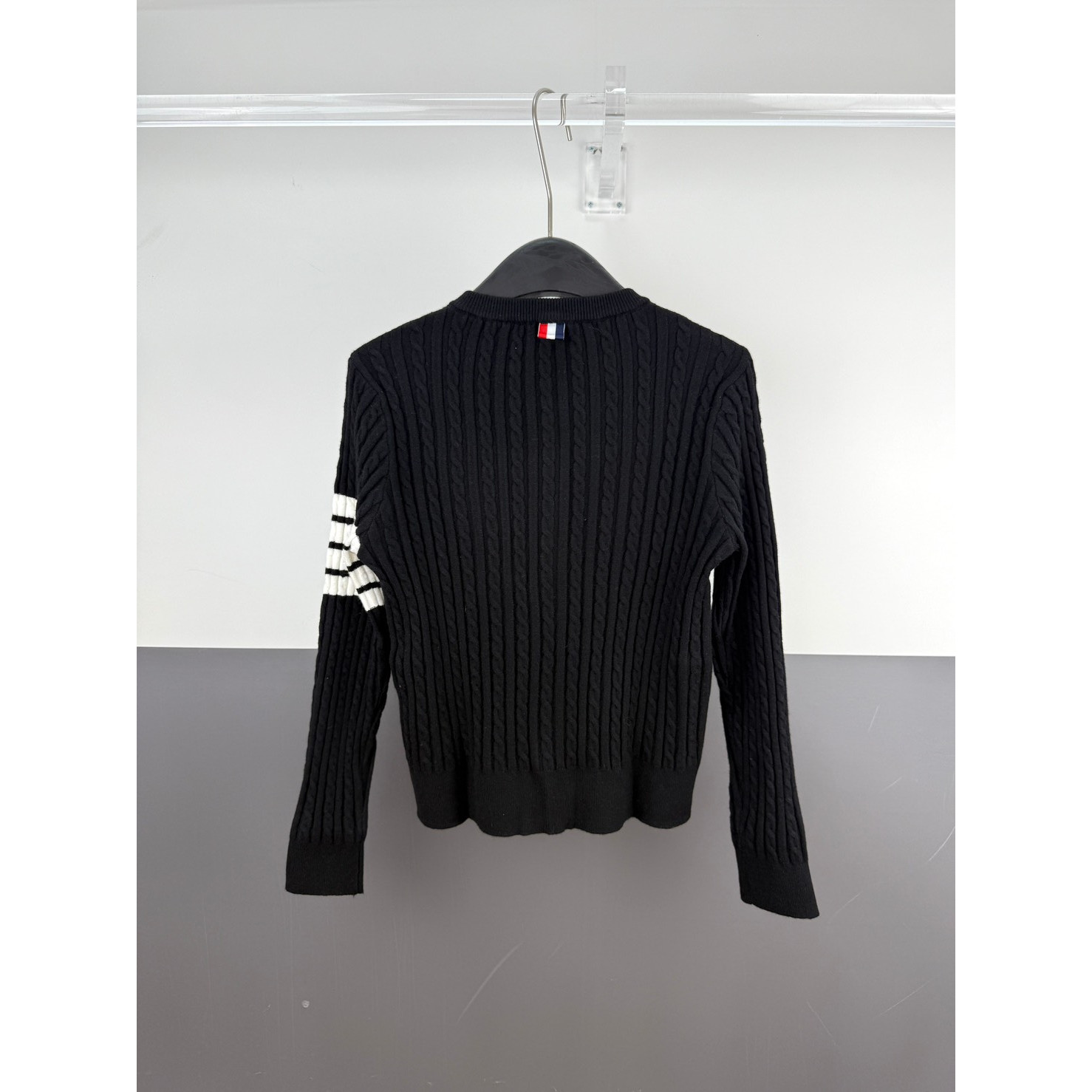 <p>Thom Browne 女款刺绣四杠针织开衫(黑)</p>