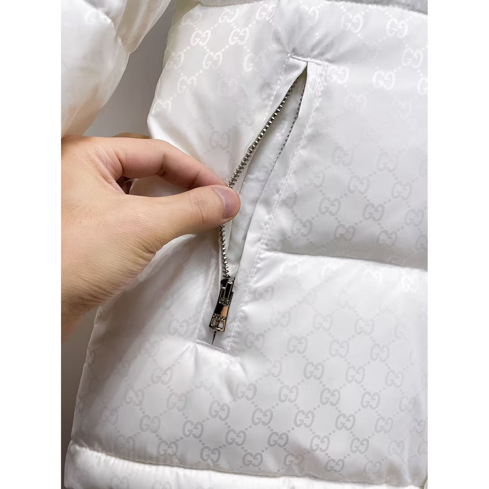 <p>GUCCI 秋冬新款羽绒服(白)</p>