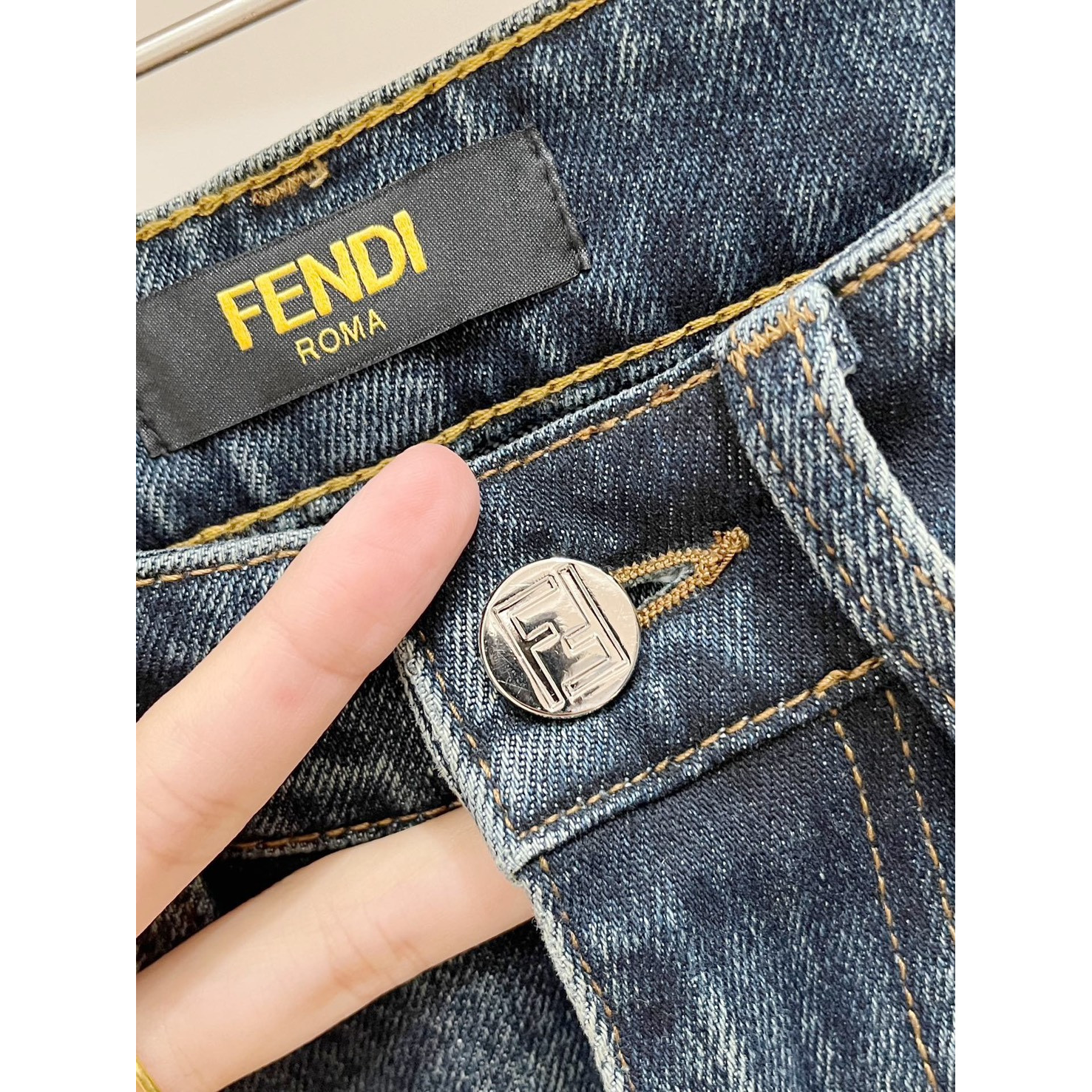 <p>FINDI 新款牛仔裤</p>
