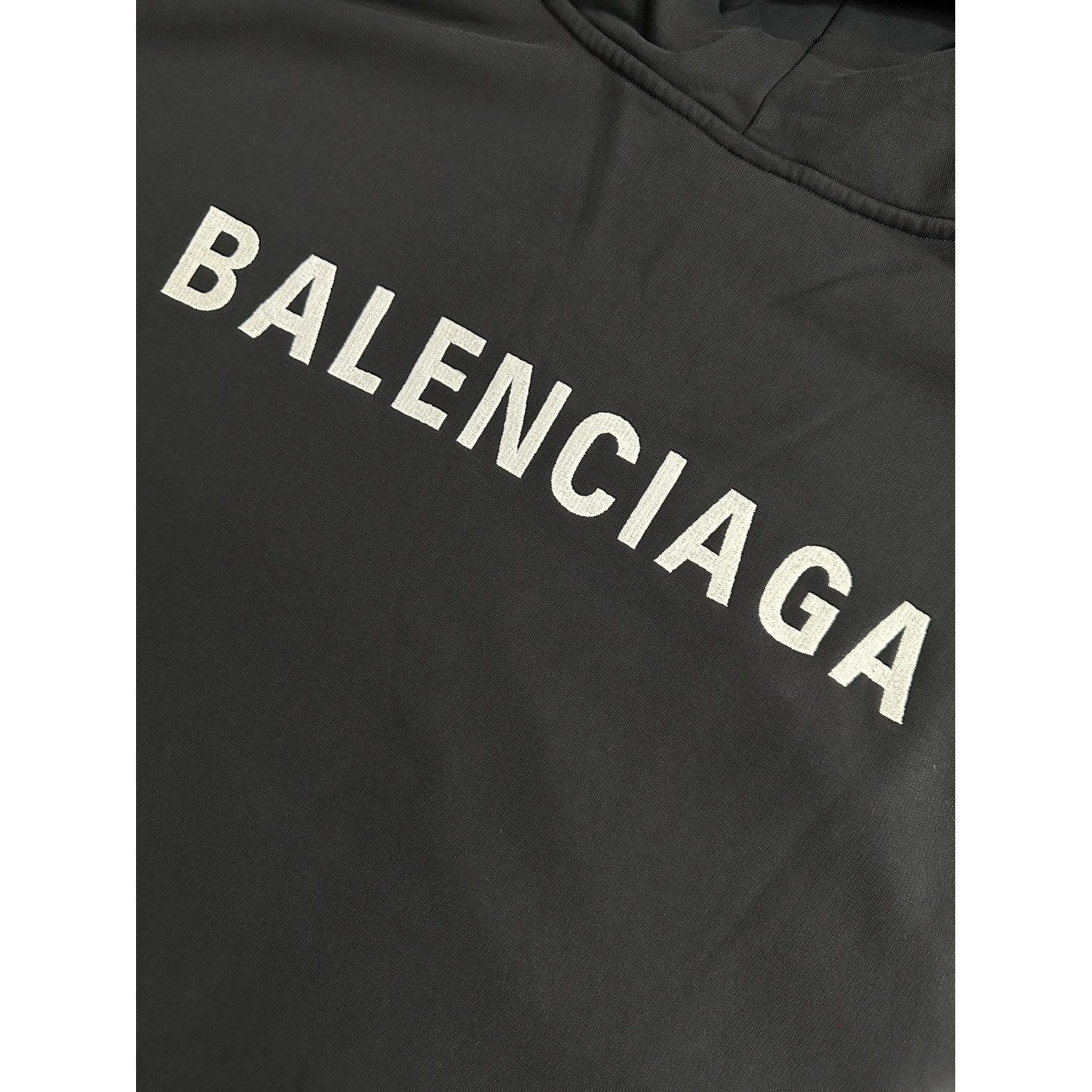<p>Balenciaga 开领刺绣logo连帽卫衣(黑)</p>