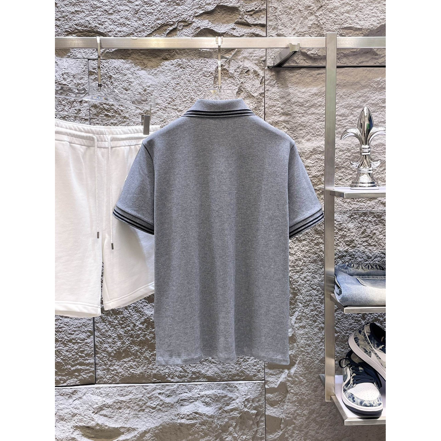<p>MONCLER&nbsp;短袖翻领polo衫(灰)</p>