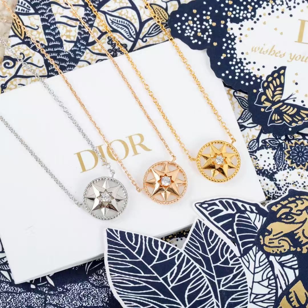 <p>DIOR&nbsp;罗盘项链</p>
