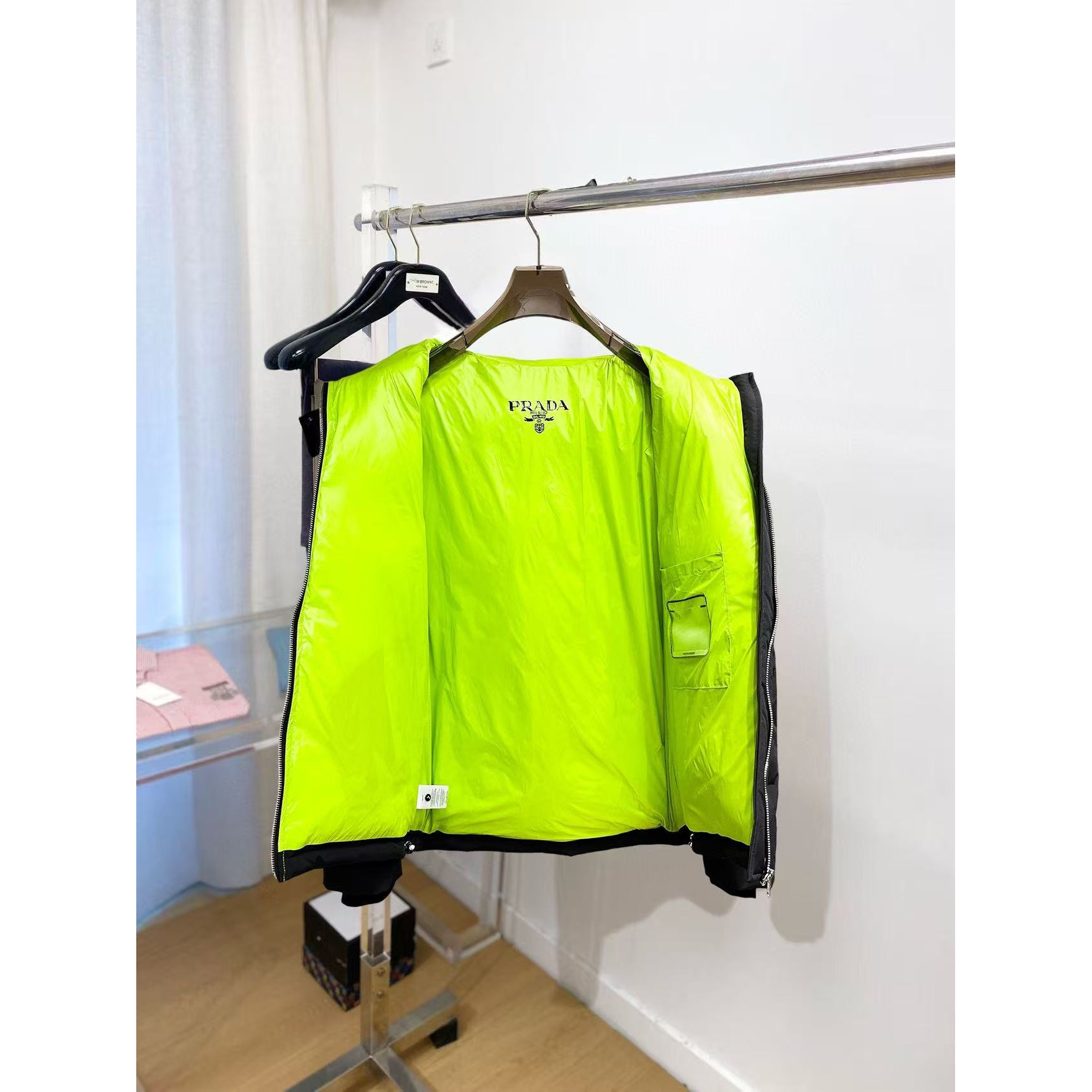 <p>PRADA 秋冬新款羽绒服(黑)</p>