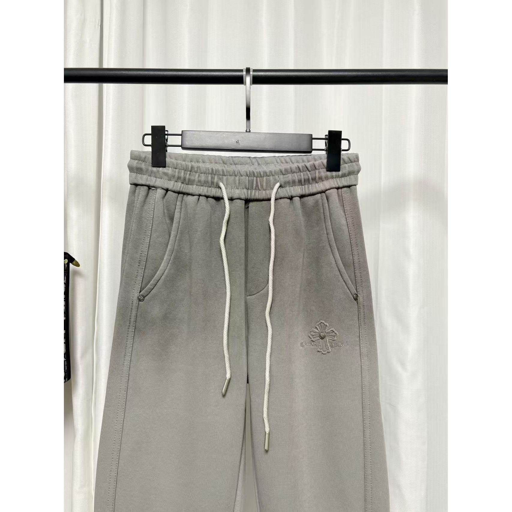 <p>Chrome Hearts 休闲长裤(灰)</p>
