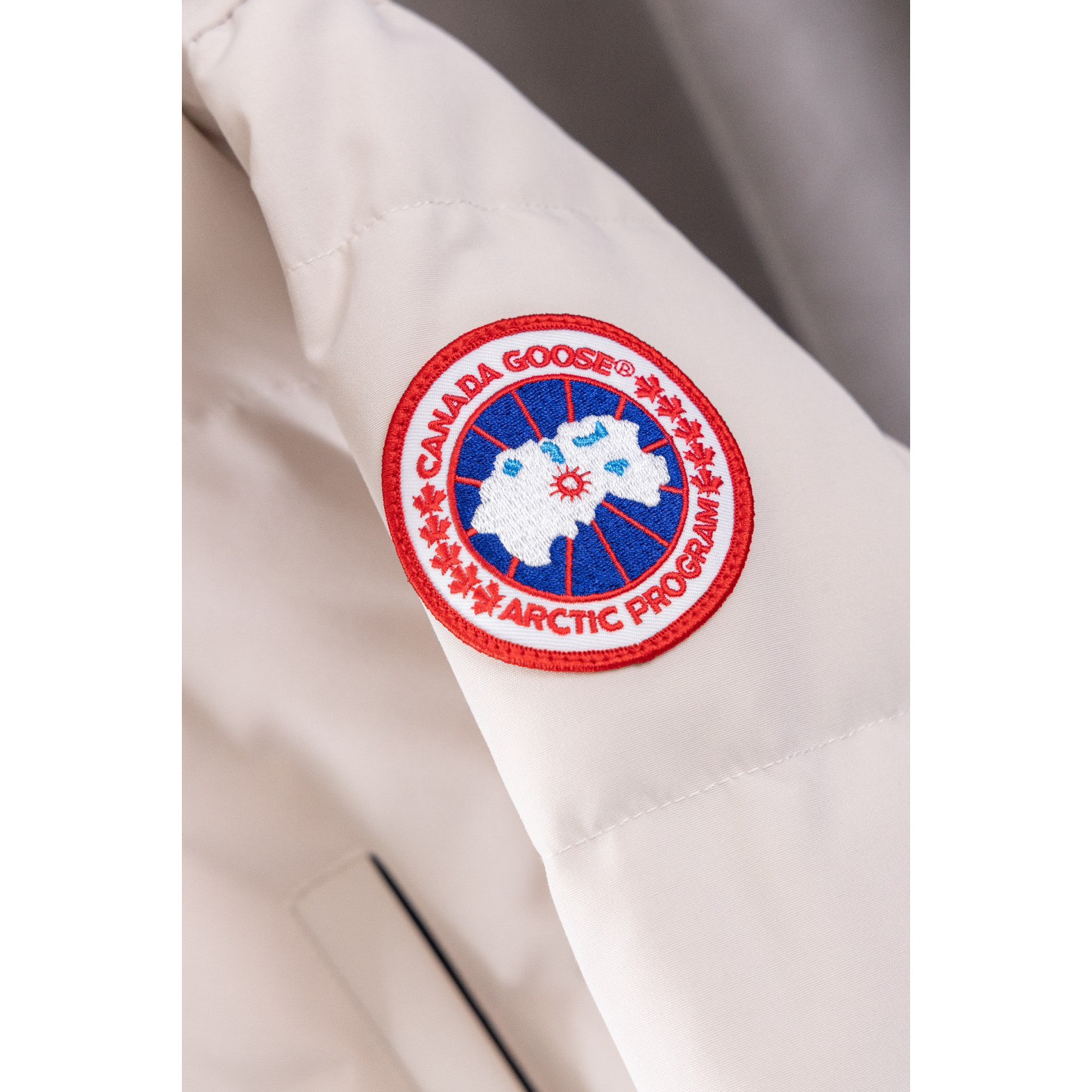 <p>Canada Goose 顶级狼毛Wyndham 2048M &nbsp;29款 系列派克大衣羽绒服(奶白色)</p>