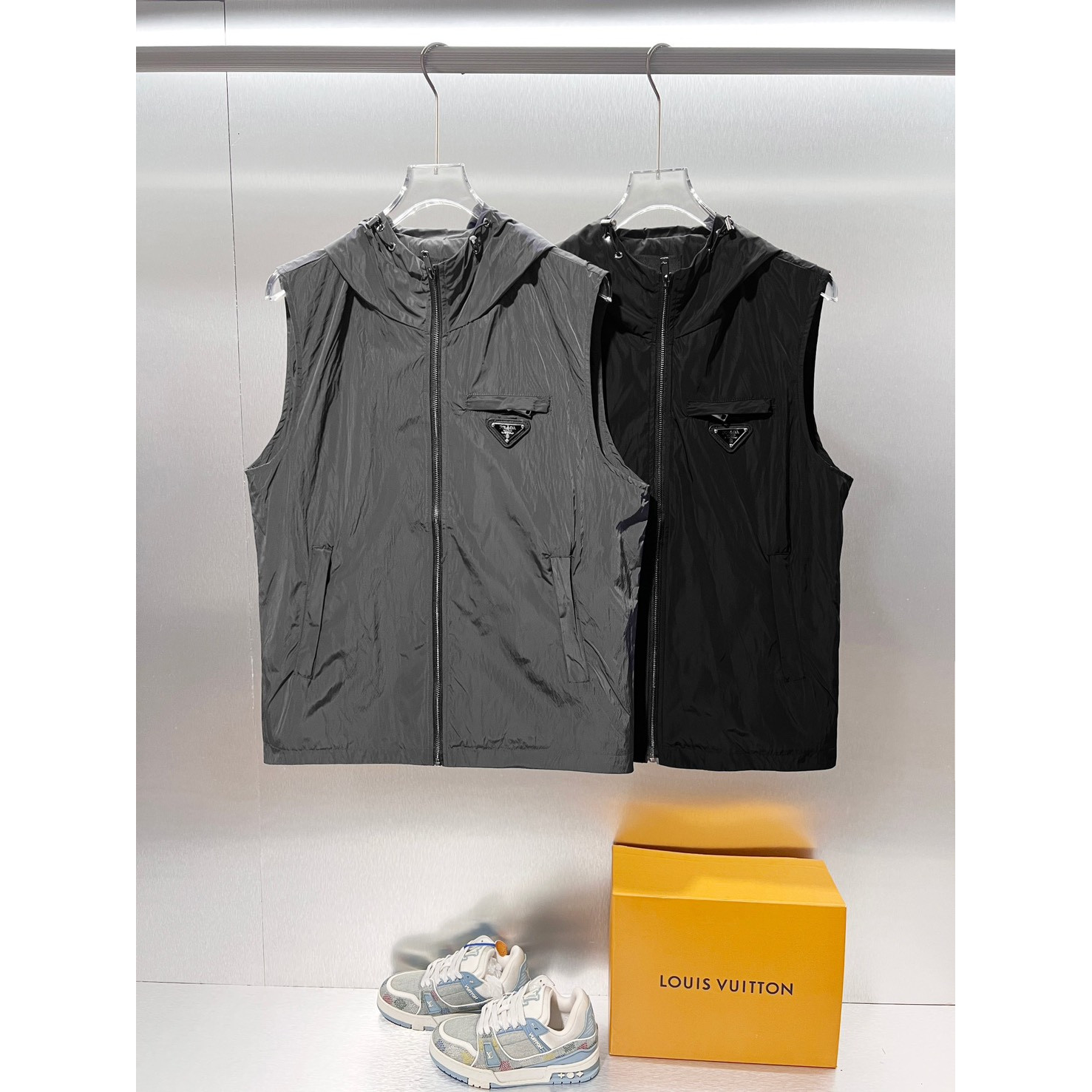 <p>PRADA&nbsp;马克外套(灰)</p>