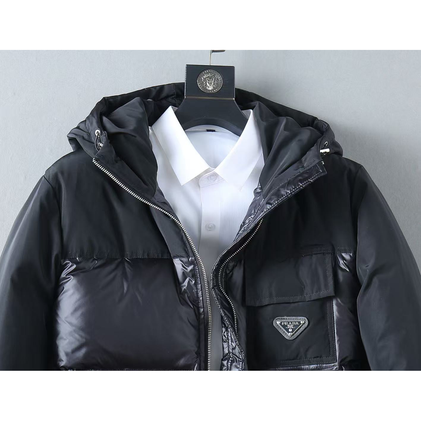 <p>PRADA 新款羽绒服(黑)</p>