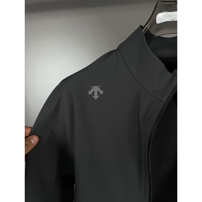 <p>DESCENTE 高爾夫系列防風防潑水夾克外套(黑)</p>
