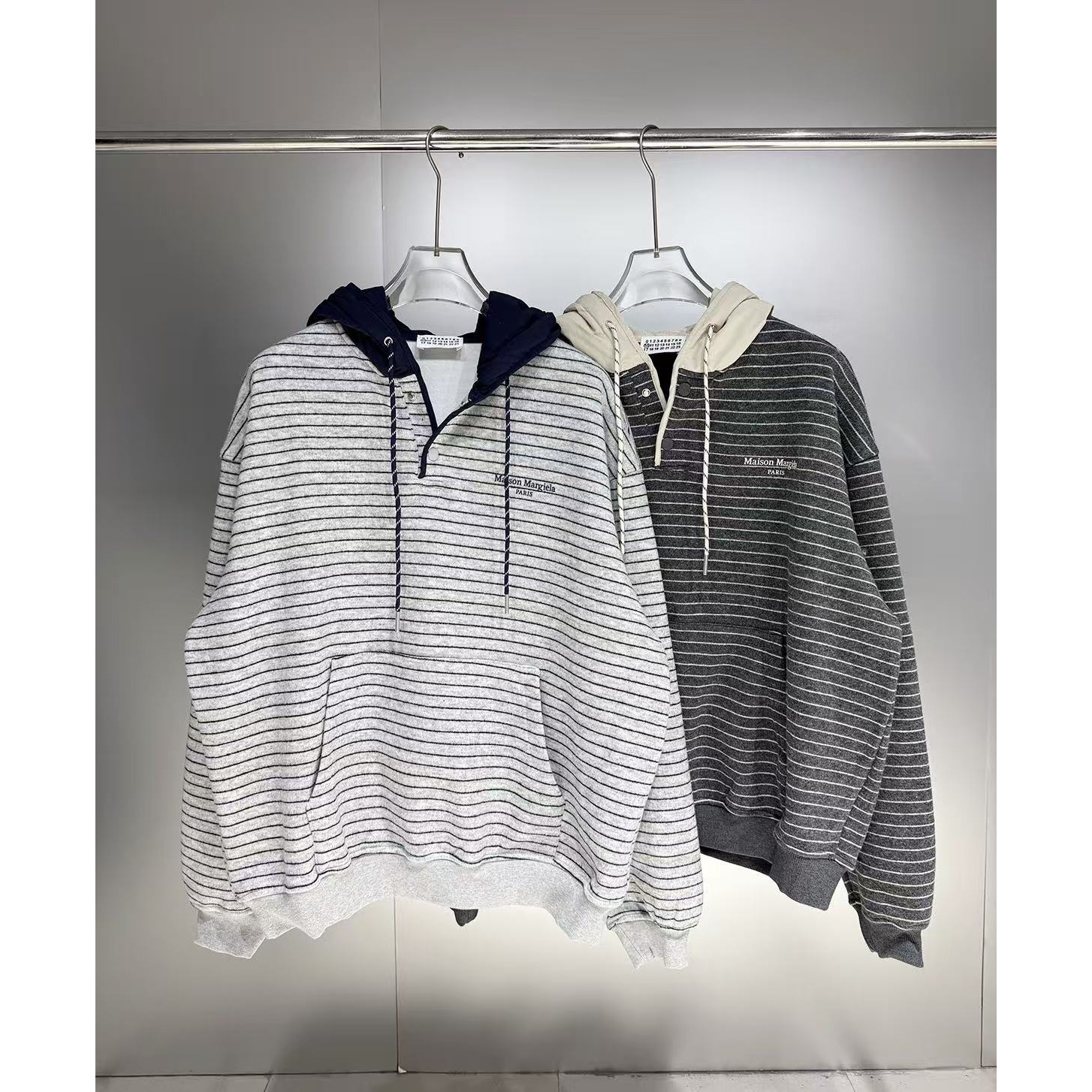 <p>Maison Margiela 撞色条纹加绒连帽卫衣(黑)</p>