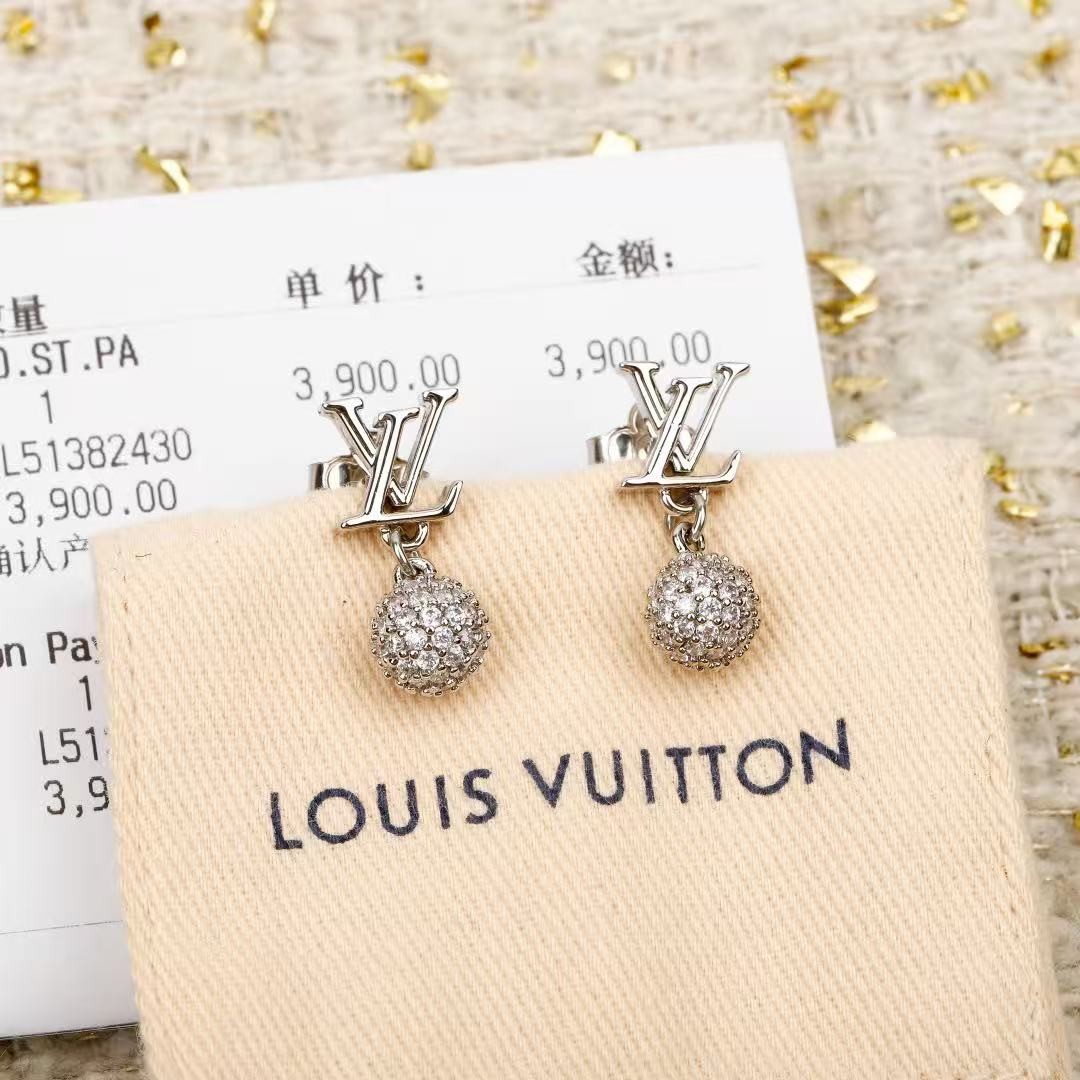 <p>LV&nbsp;字母吊圆球满钻耳钉</p>