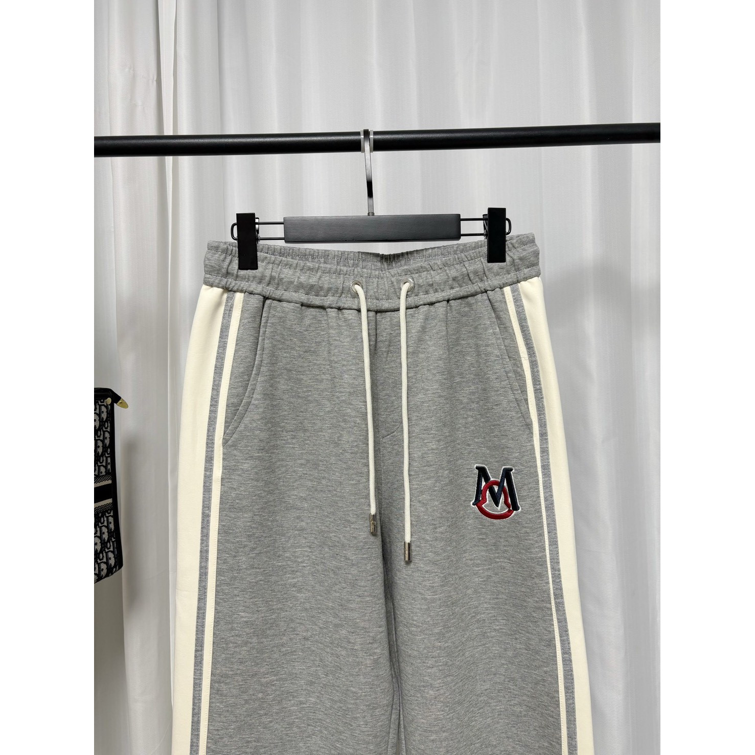 <p>&nbsp;Moncler 蒙口休闲长裤(灰)</p>
