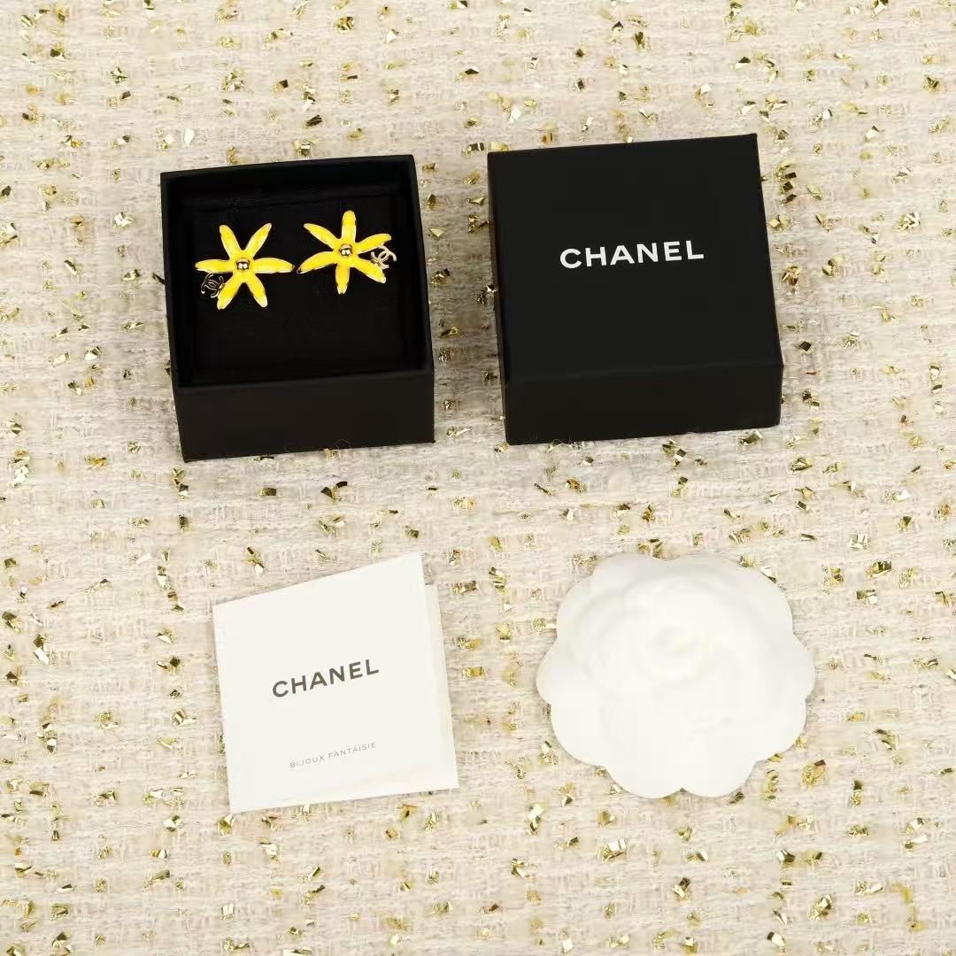 <p>CHANEL&nbsp;海星双C耳钉(黃)</p>