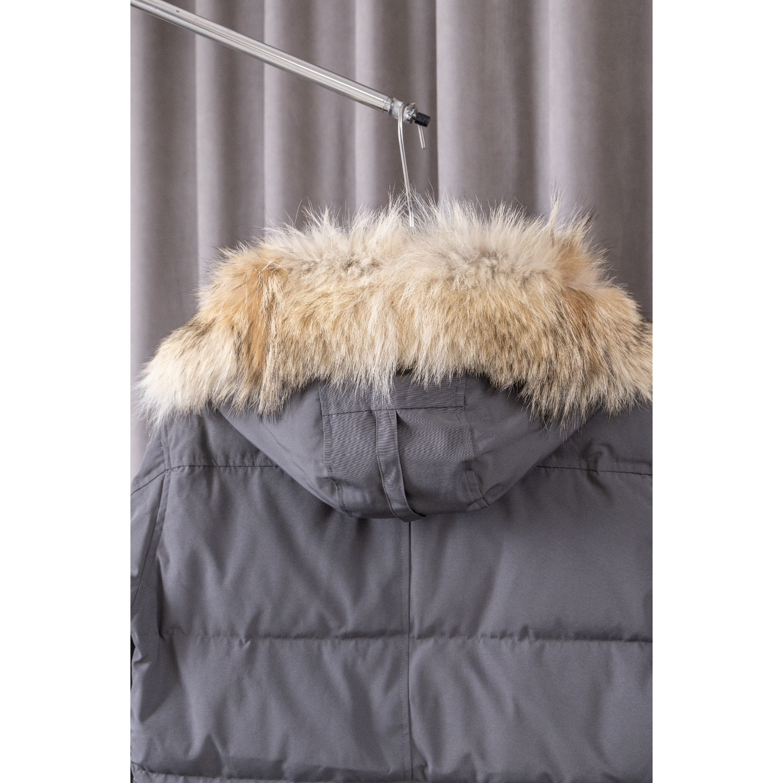 <p>Canada Goose 顶级狼毛Wyndham 2048M 29款 系列派克大衣羽绒服(灰色红标)</p>