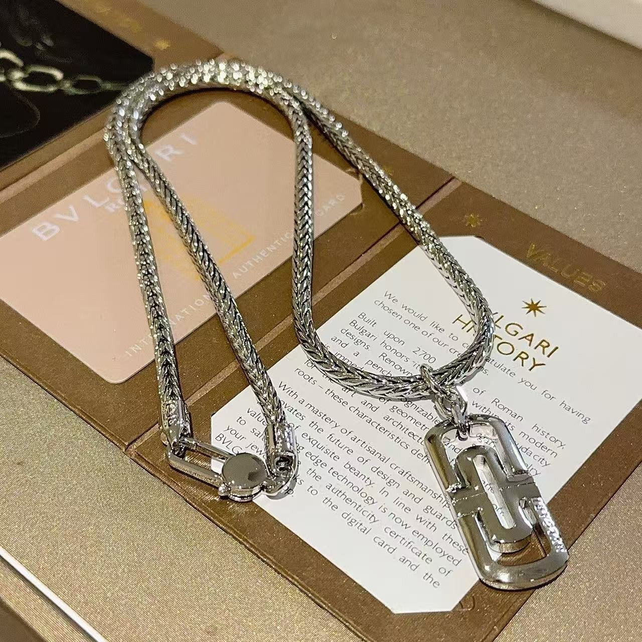 <p>BVLGARI&nbsp;项链</p>