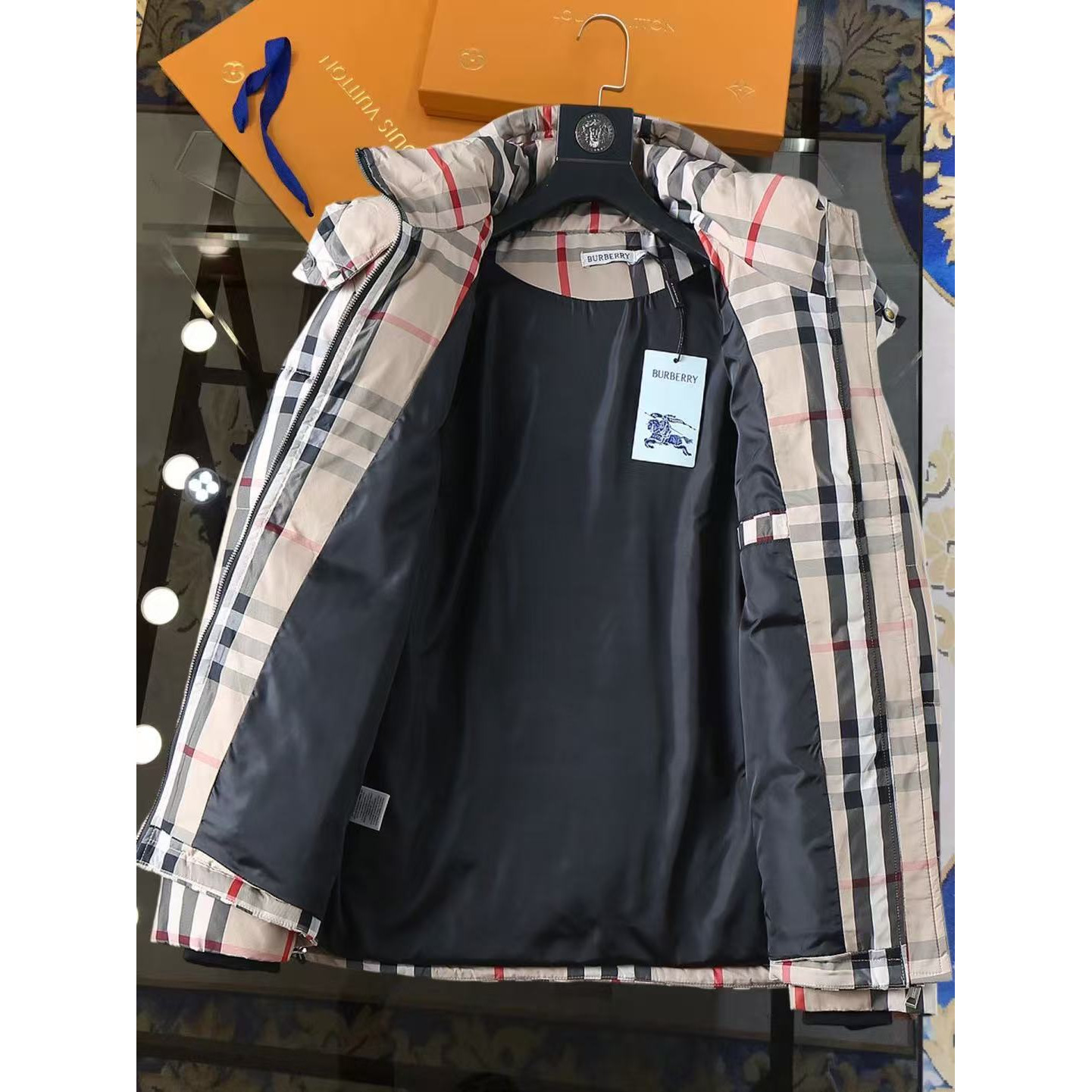 <p>BURBERRY 羽绒服(黑)</p>