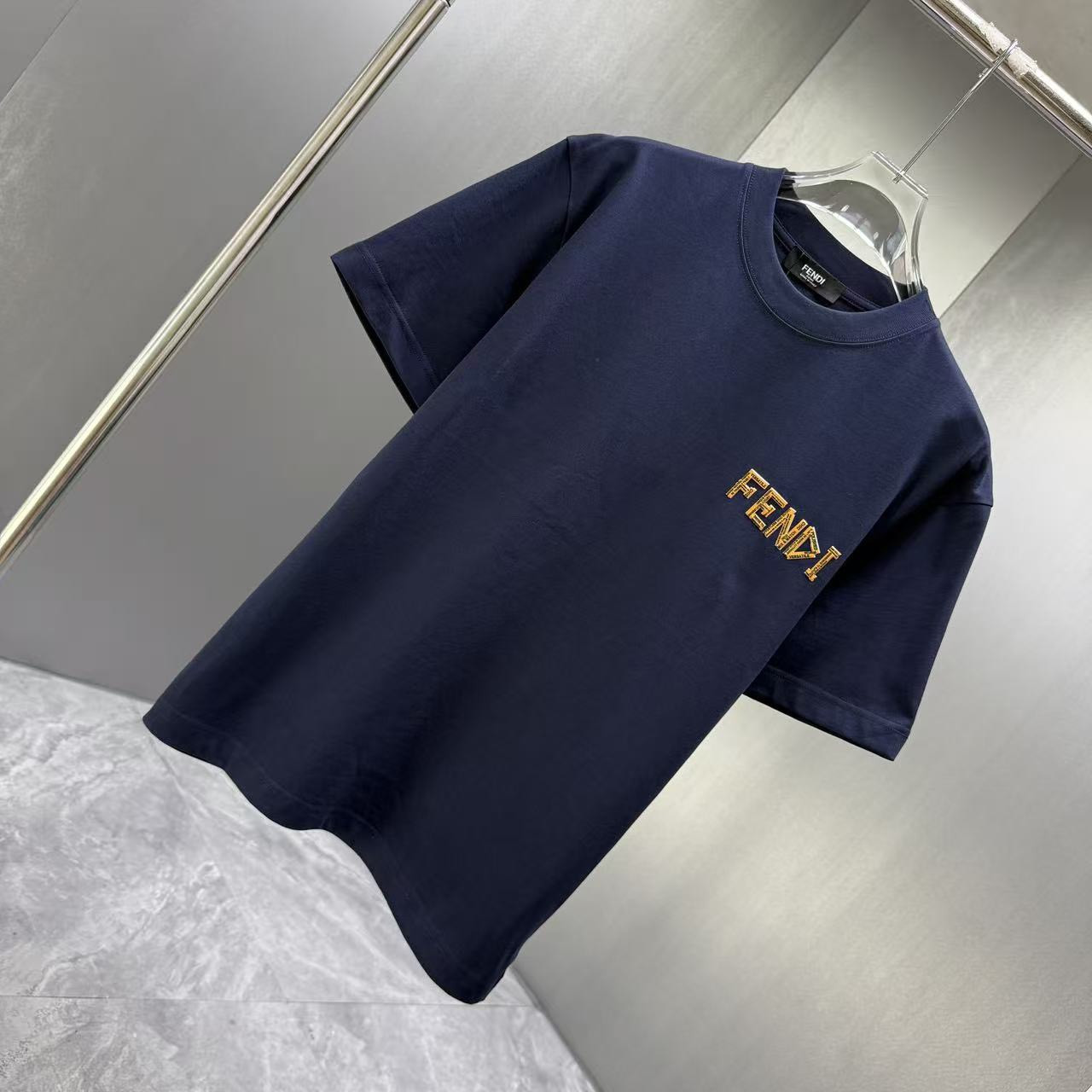 <p>FENDI 短袖T恤(深藍)</p>