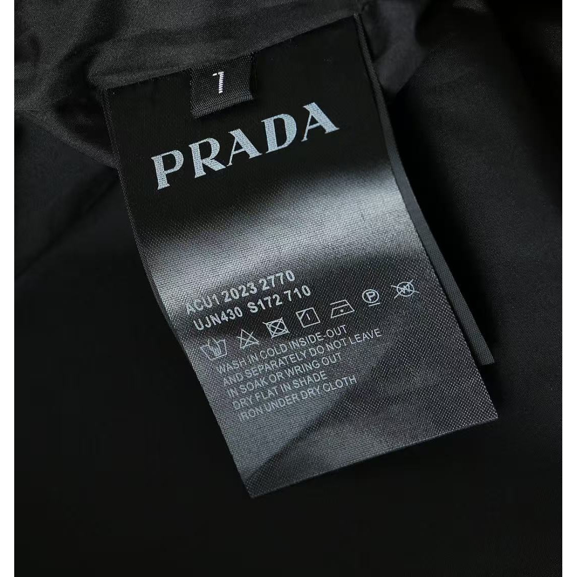 <p>PRADA&nbsp;男士夹克外套(800878)</p>