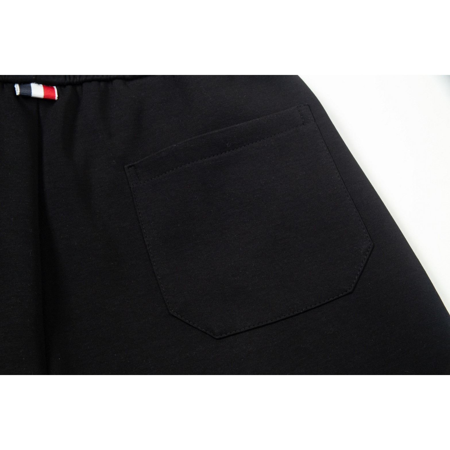 <p>MONCLER 休闲短裤(黑)</p>