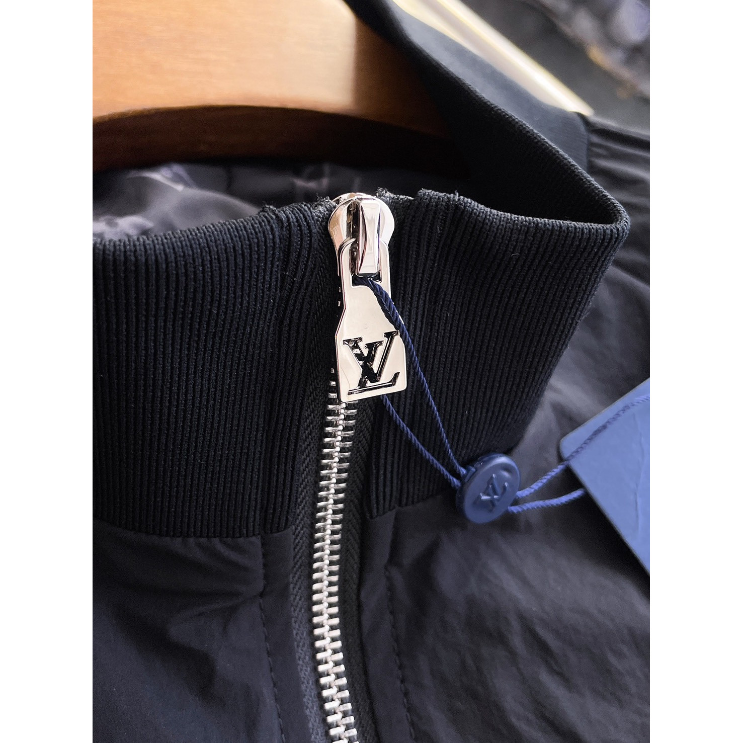 <p>LV&nbsp;男士夹克外套(黑)</p>