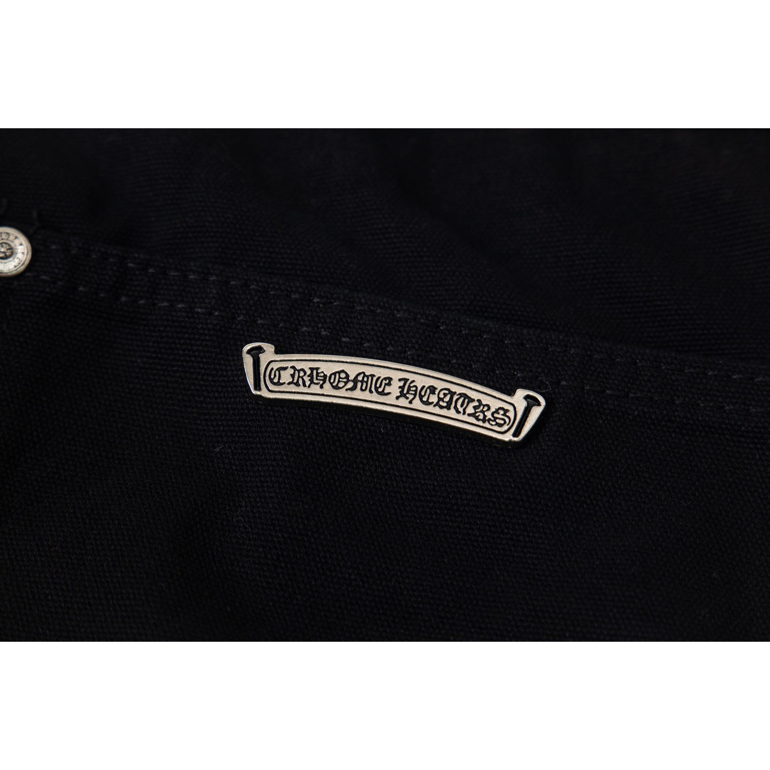 <p>CHROME HEARTS 黑色伐木裤红皮拼白皮元素水洗牛仔裤(1773#)</p>