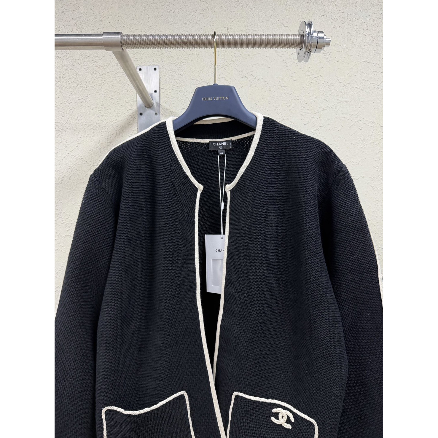 <p>Chanel 黑底米白滚边针织开衫</p>