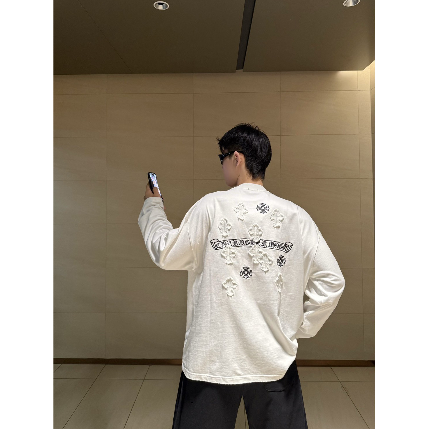 <p>CHROME HEARTS&nbsp;长袖T恤(白B21)</p>