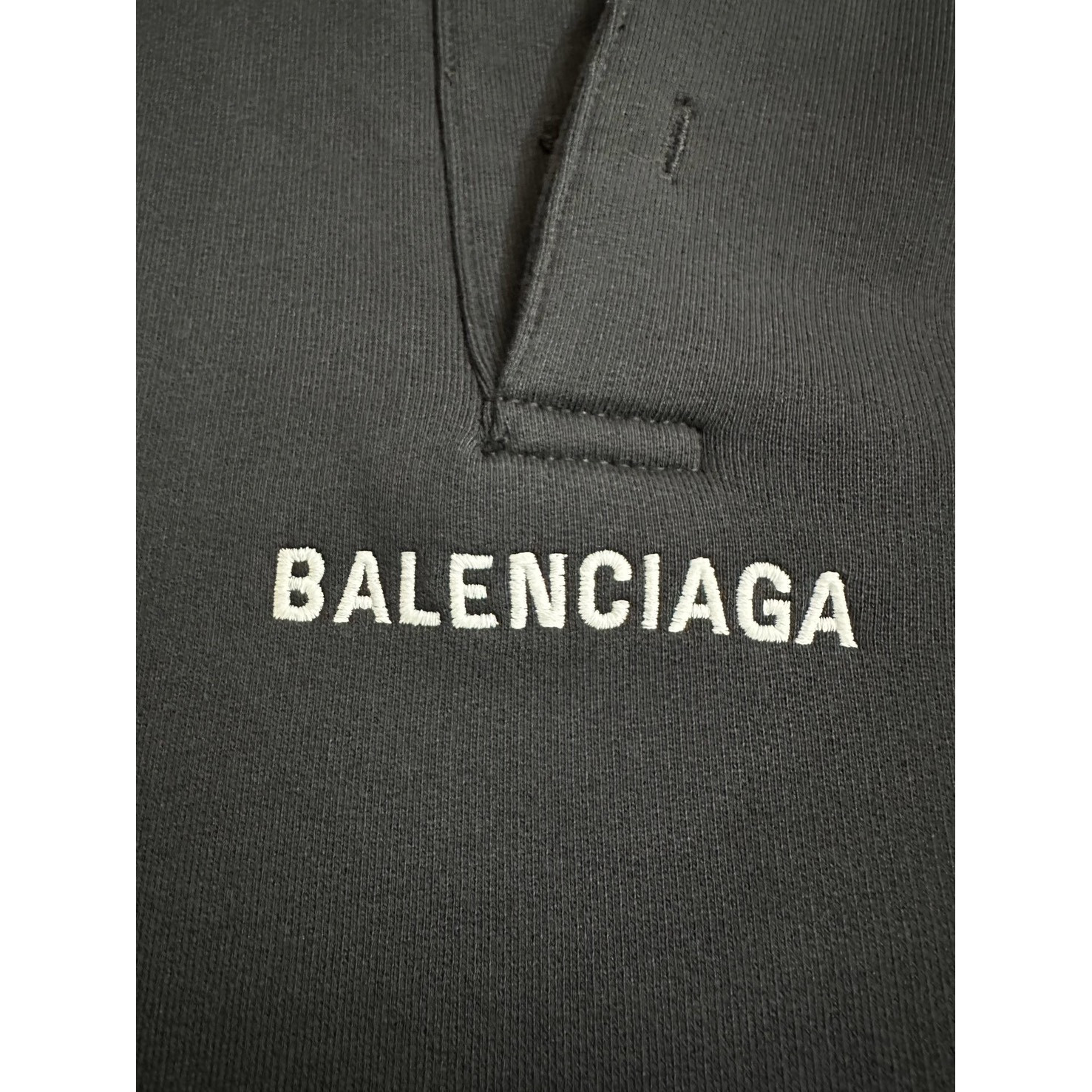 <p>Balenciaga 开领刺绣logo连帽卫衣(黑)</p>