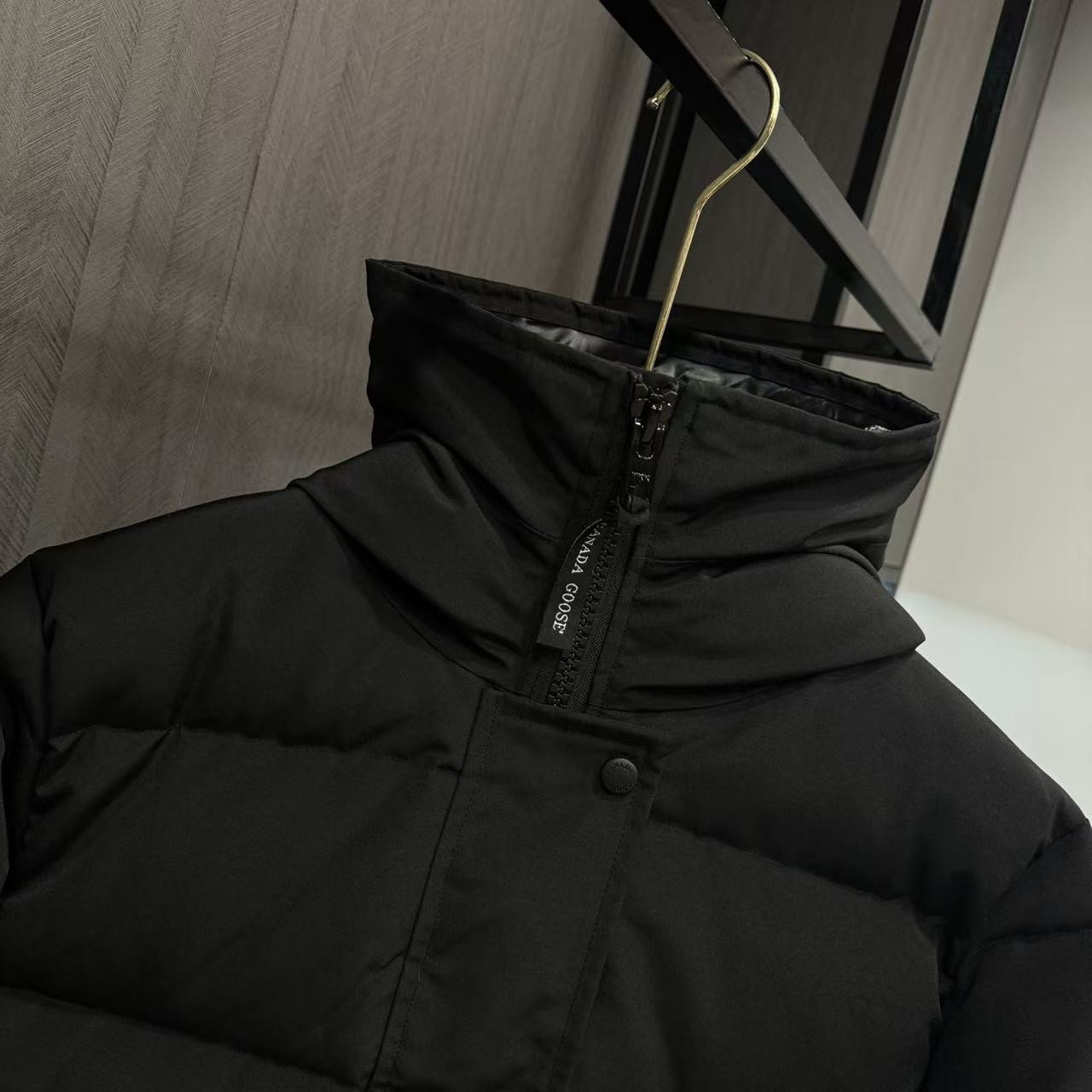 <p>Canada Goose Shelburn*派克大衣羽绒服(黑色紅標)</p>