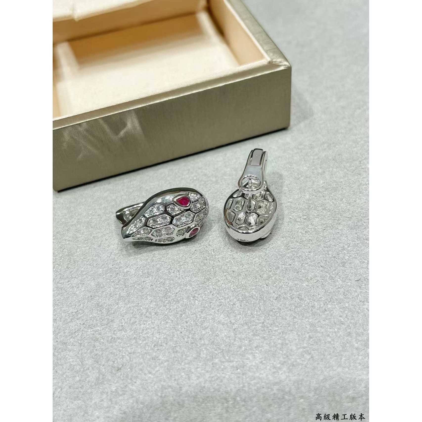 <p>BVLGARI 满钻蛇耳钉（红钻</p>