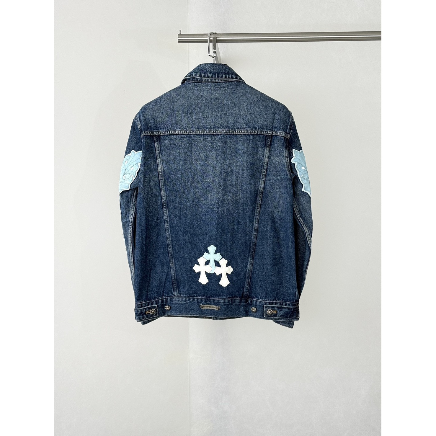 <p>CHROME HEARTS 三十字架牛仔外套</p>