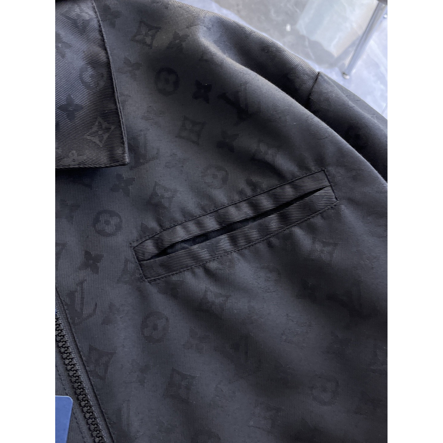 <p>LV&nbsp;男士夹克外套(黑)</p>