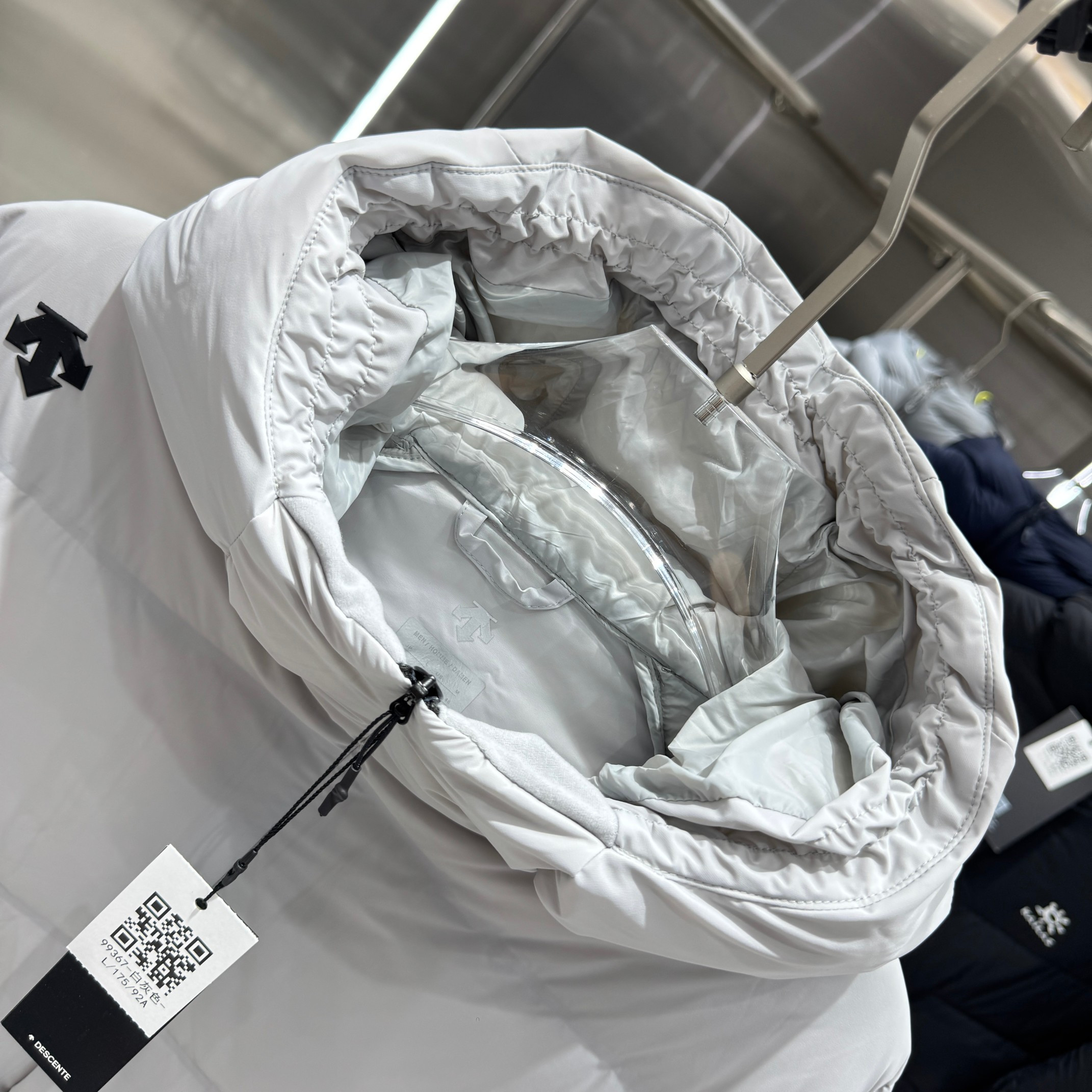 <p>DESCENTE 运动羽绒服(米白)</p>