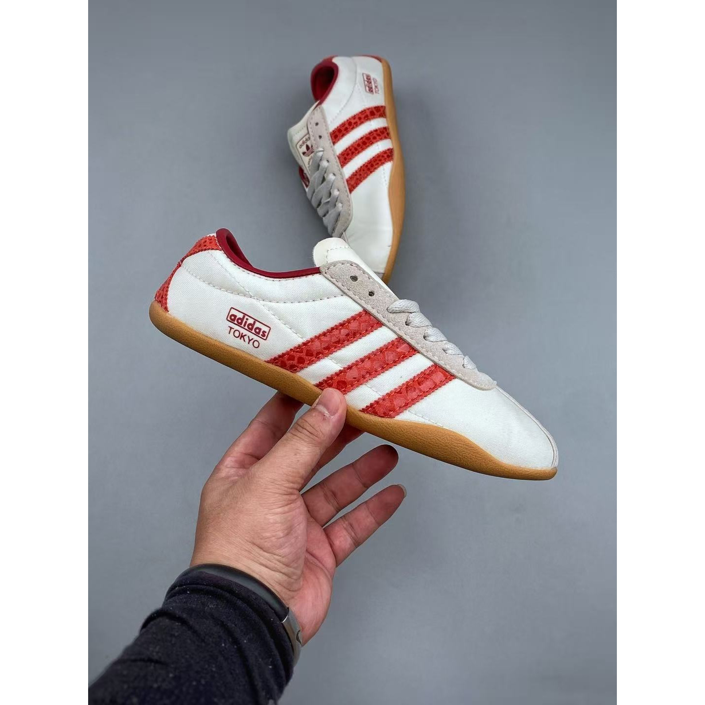 <p>Adidas Tokyo W&nbsp; 经典休闲运动鞋 (紅)</p>