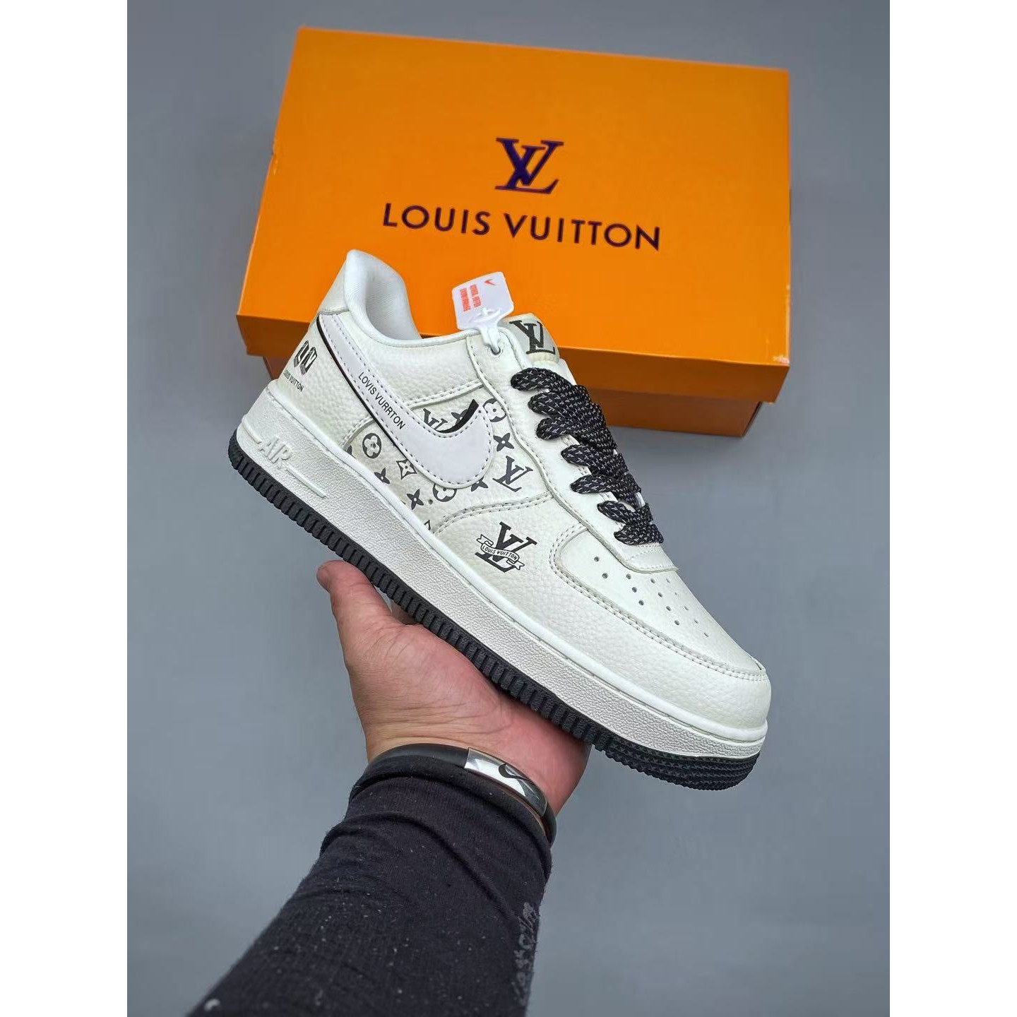 <p>Nike Air Force1 07 low &nbsp;联名款(白)</p>